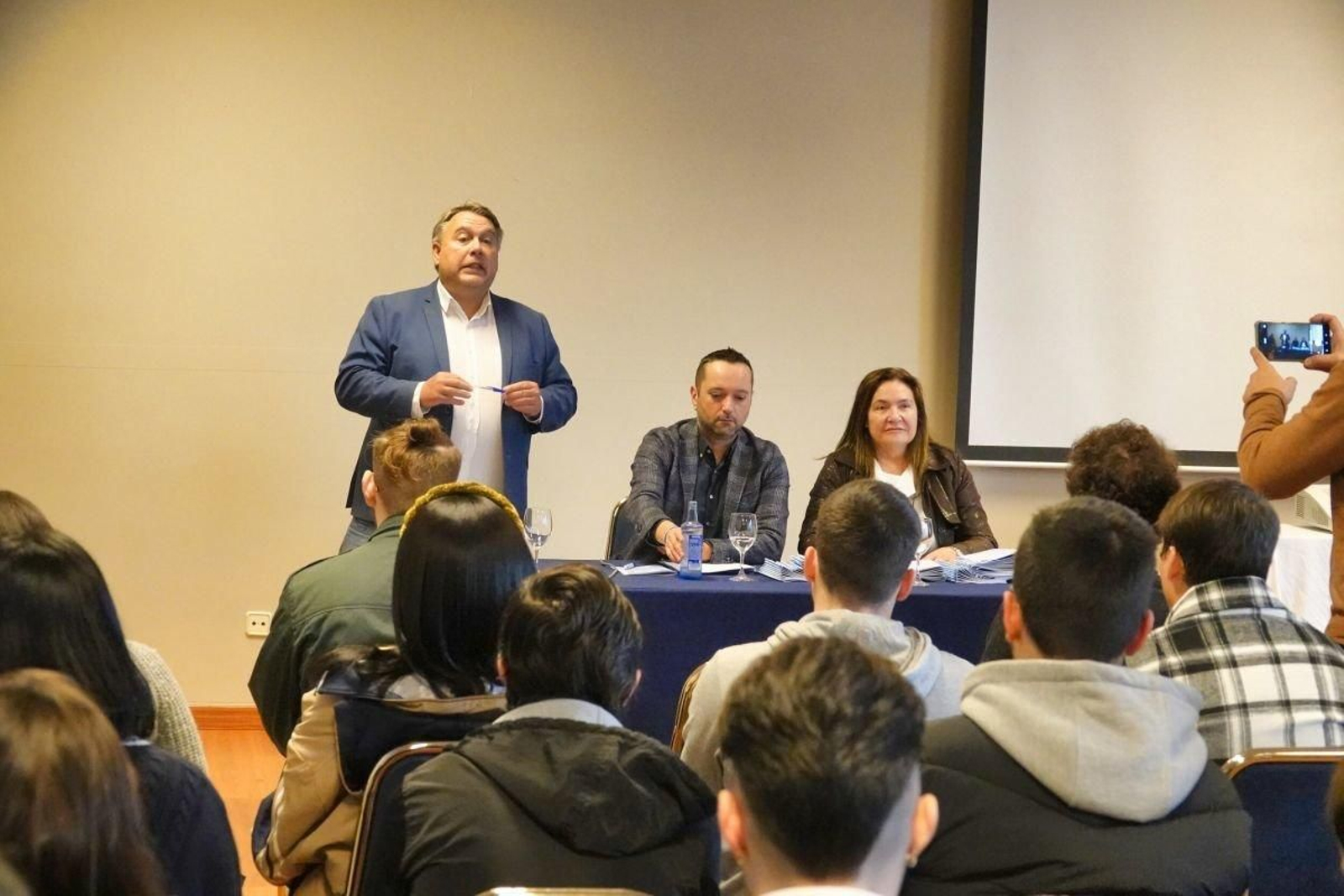 Enrique Núñez, gerente de Centro Príncipe, ayer en la presentación del programa laboral.