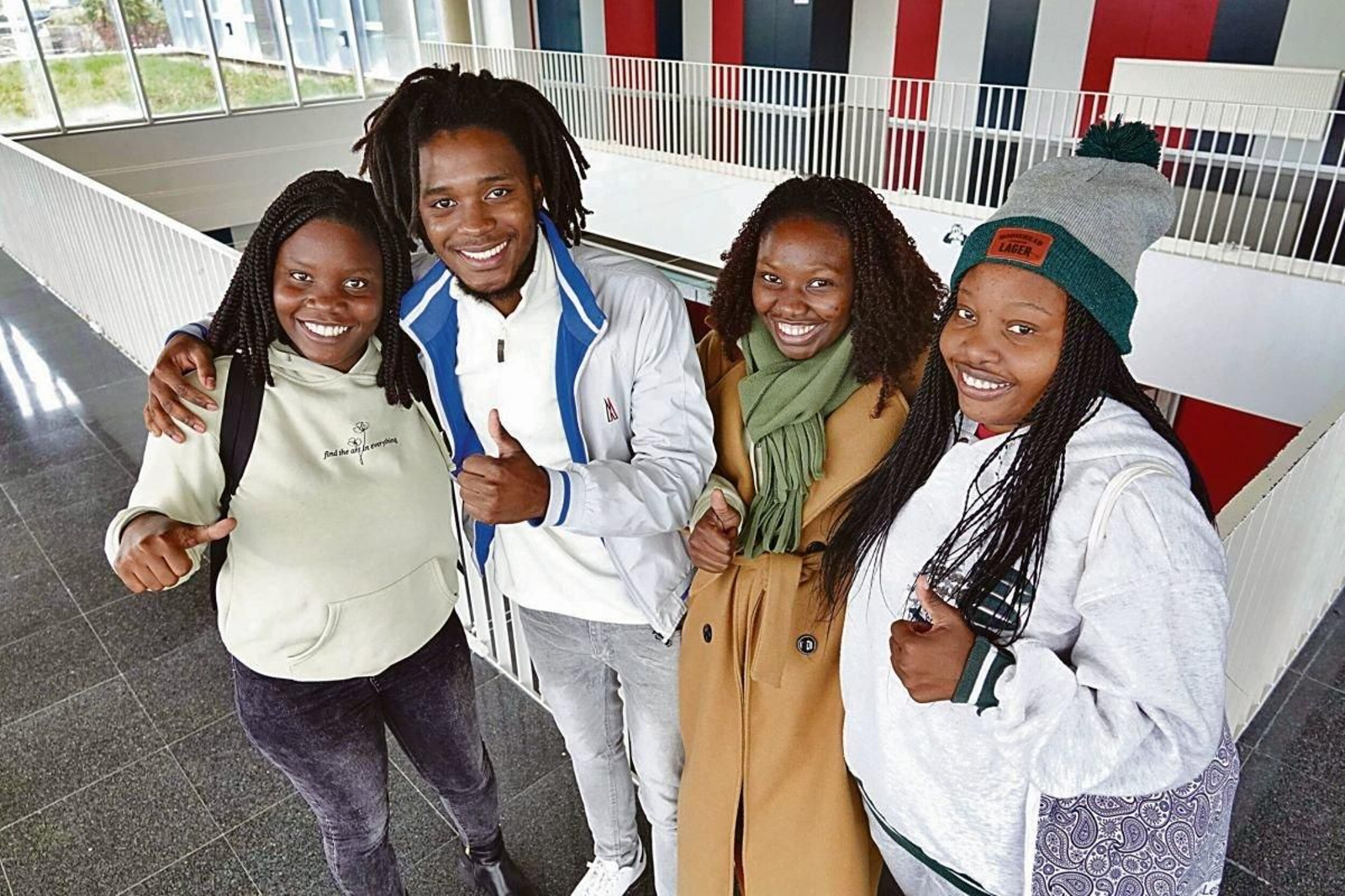 Pércia, Neumidio, Iocildes y Lúcia posan en los pasillos de la Escuela de Arte Dramático de Navia.