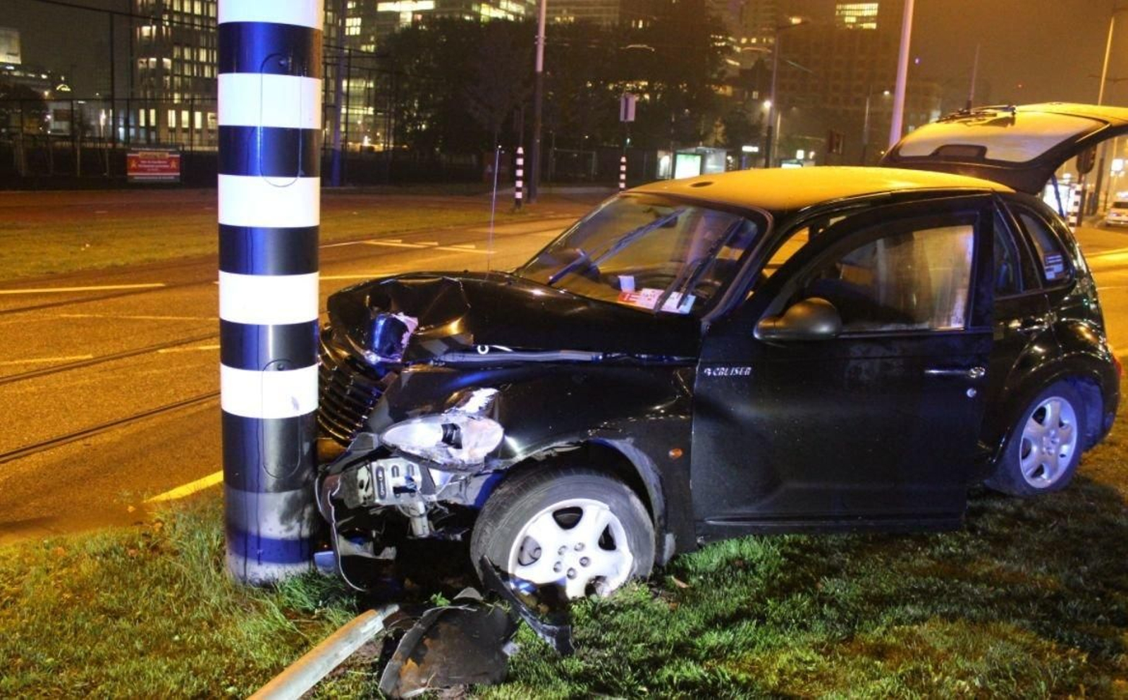 El automóvil perdió el control y chocó violentamente contra un poste