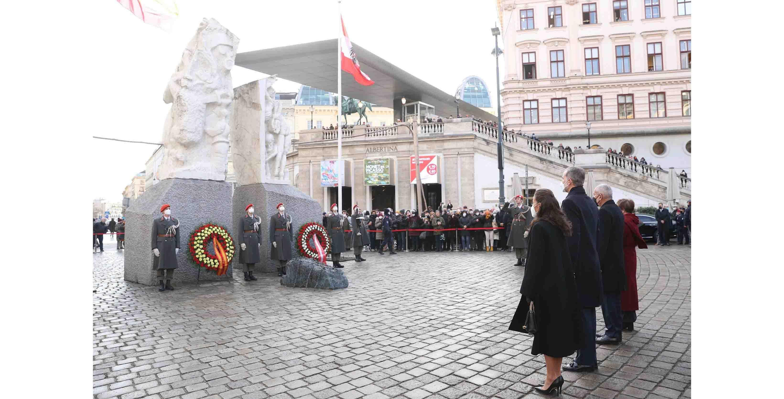El rey Felipe VI y la reina Letizia acompañados por el presidente de Austria, Alexander Van der Bellen y su esposa, acudieron a realizar una ofrenda floral ante el Monumento contra la guerra y el fascismo, en Viena, durante la visita de los monarcas al país austriaco. EFE / José Jimenez / Casa Real