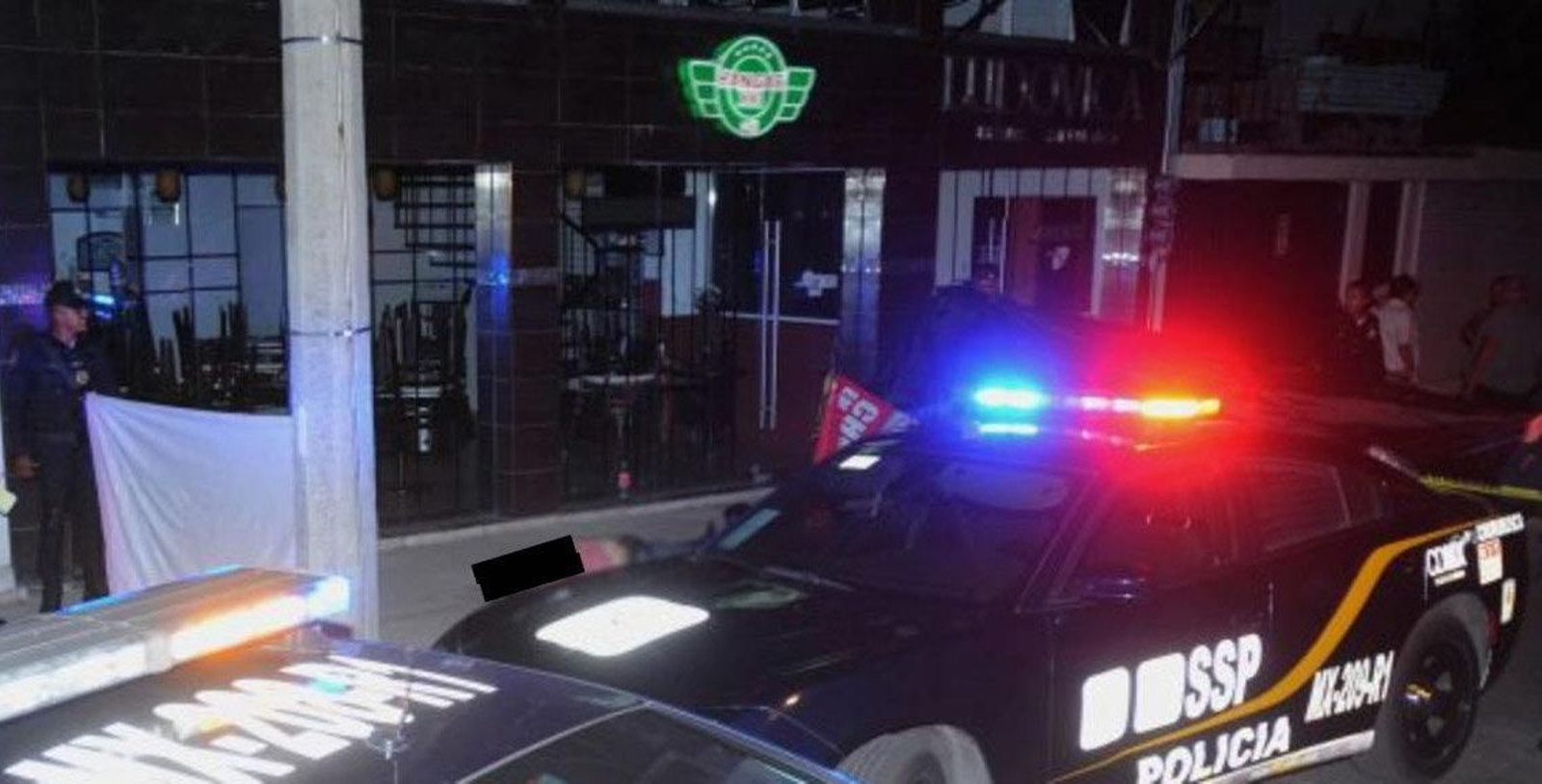 Agentes en el establecimiento donde se produjo el asesinato del español. Foto:Plumas Atómicas.