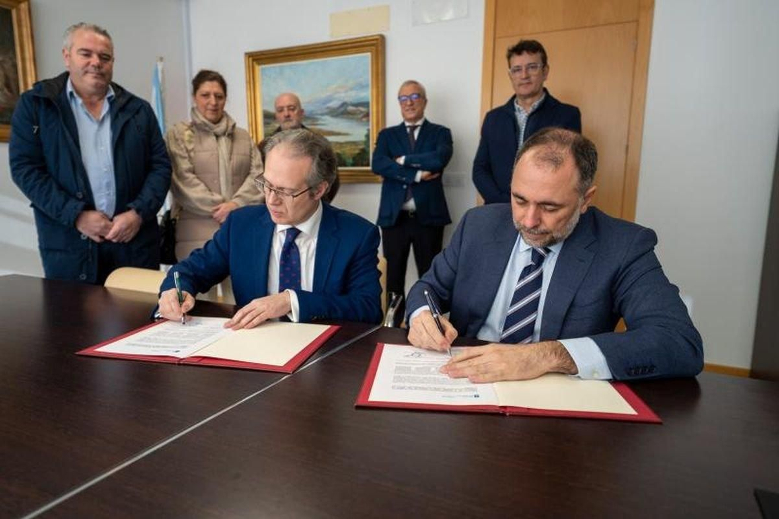 Julio García Comesaña y Roberto Álvarez Carrero durante la firma del protocolo del CIS.