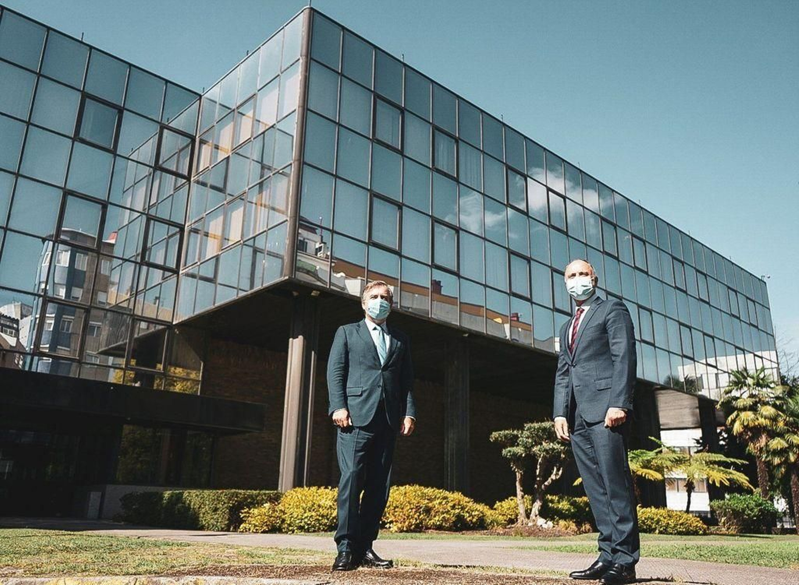 El consejero delegado de Abanca, Francisco Botas, y el delegado del Estado, David Regades, tras la firma.