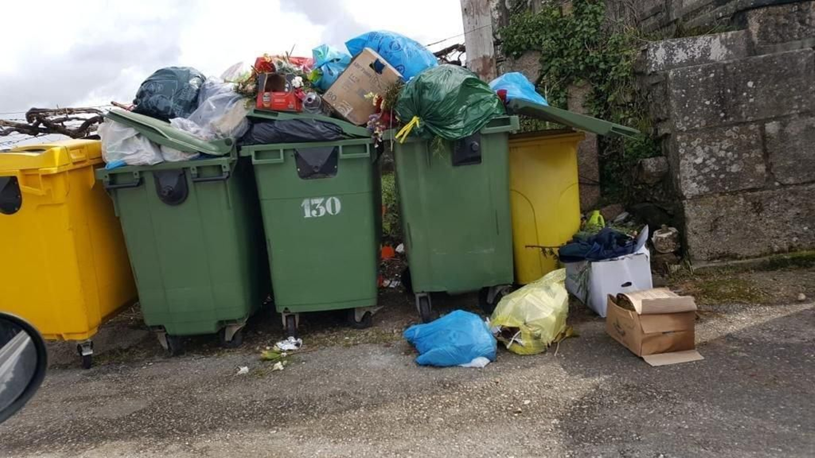 Las basuras empiezan a acumularse en Porriño, coincidiendo con el Carnaval.