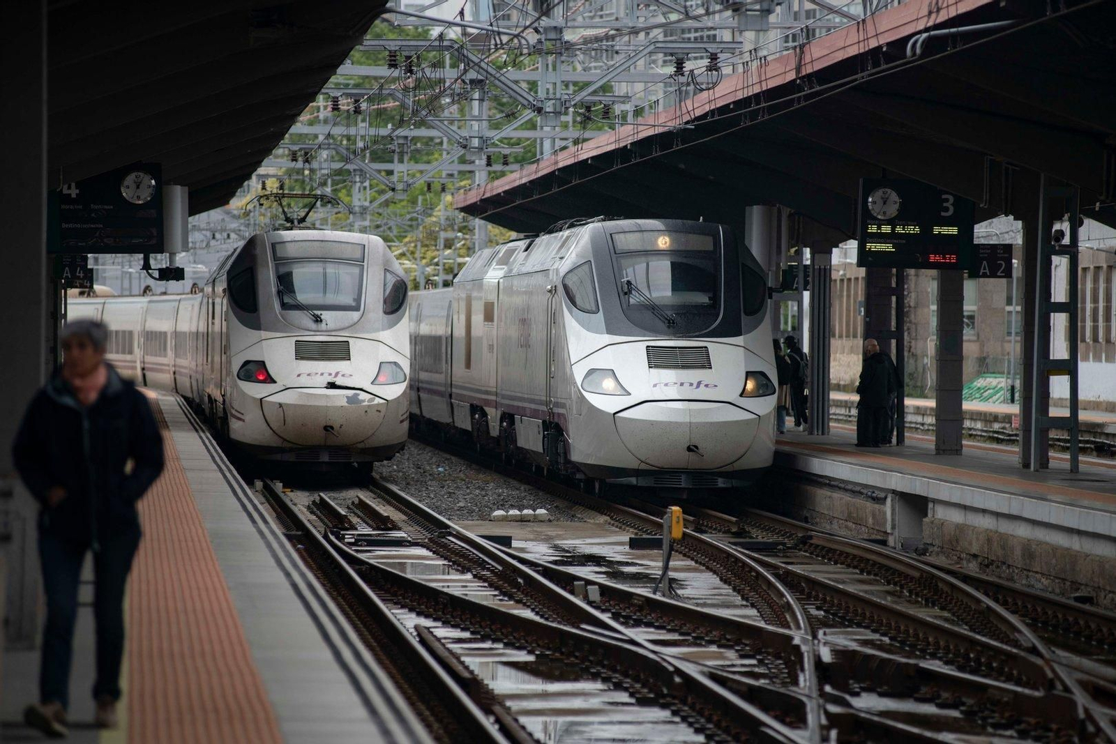 El AVE entra en la estación de Ourense.