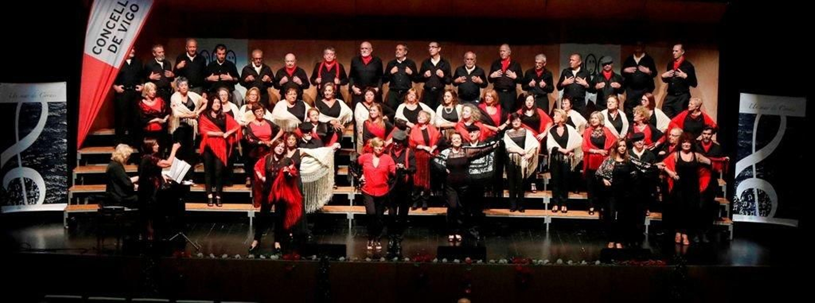 El Auditorio Mar de Vigo se llenó ayer para asistir al concierto del orfeón de Acopovi, en la foto las corales viguesas Allegro y Apóstol Santiago.