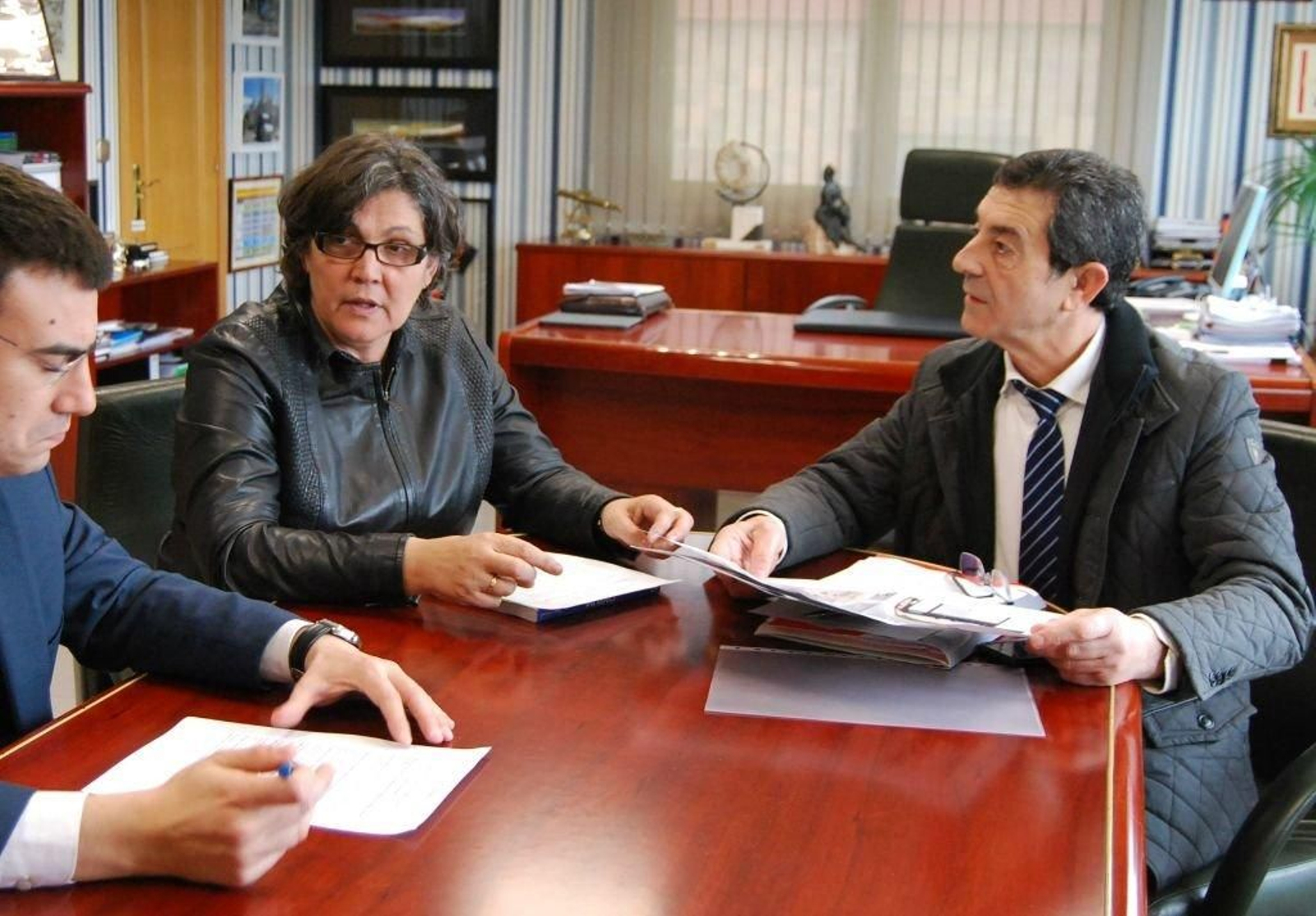 Reunión entre Eva García e Indalecio Cueva.