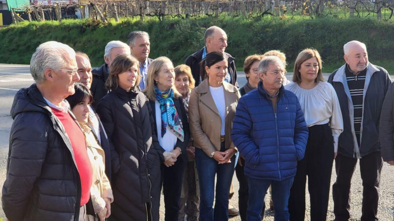 Alcaldesas, diputada, senadoras y senadores, ayer en Ponteareas, reivindicando mejoras para la N-120.
