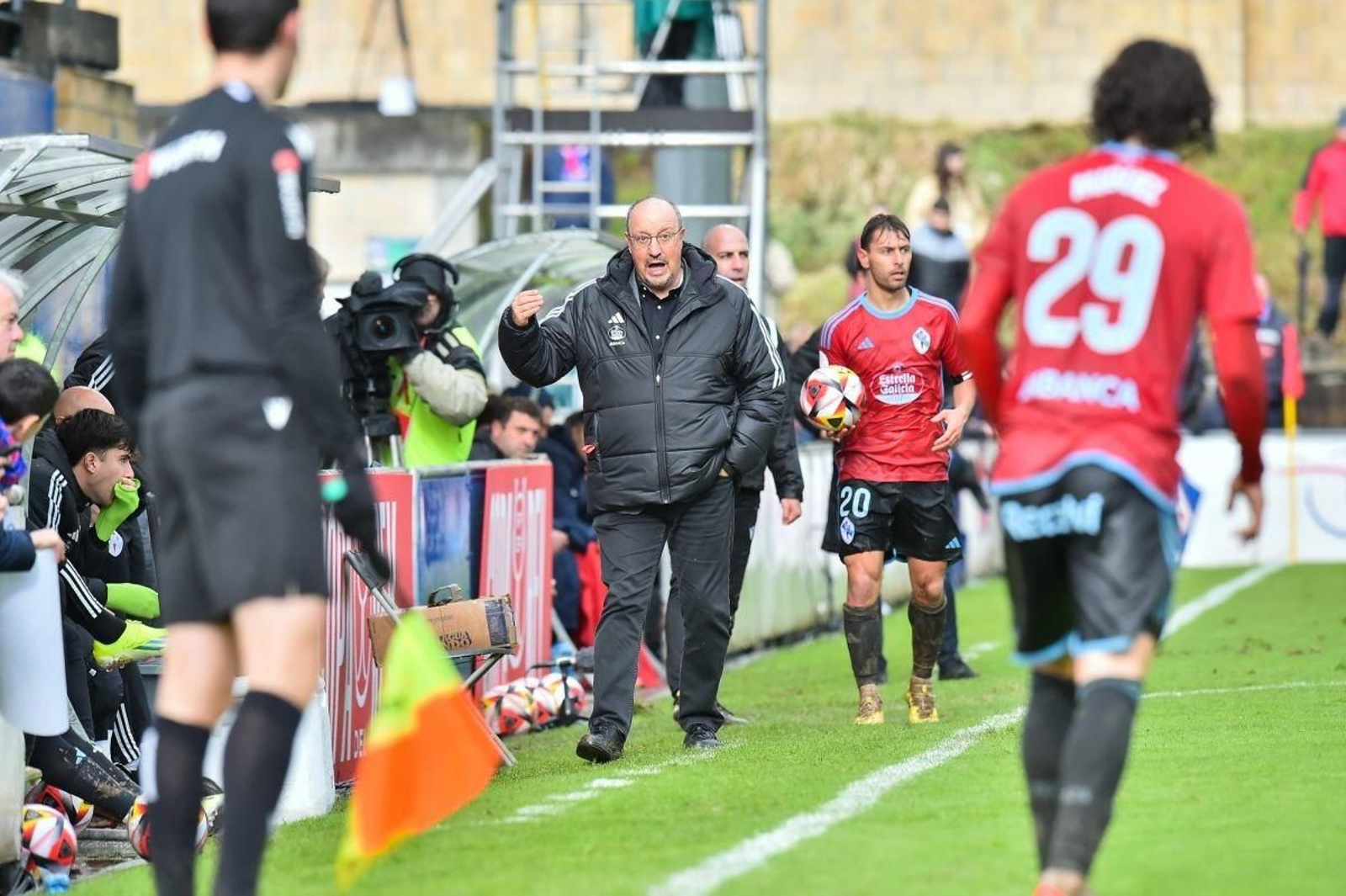 Rafa Benítez gesticula en la banda durante el partido de ayer en el campo de Urritxe.