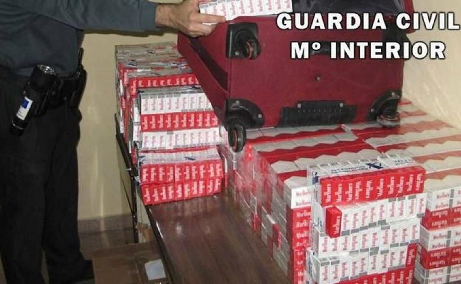 La Fiscalía calcula que fueron desviadas miles de cajetillas. Imagen de archivo de otra operación.