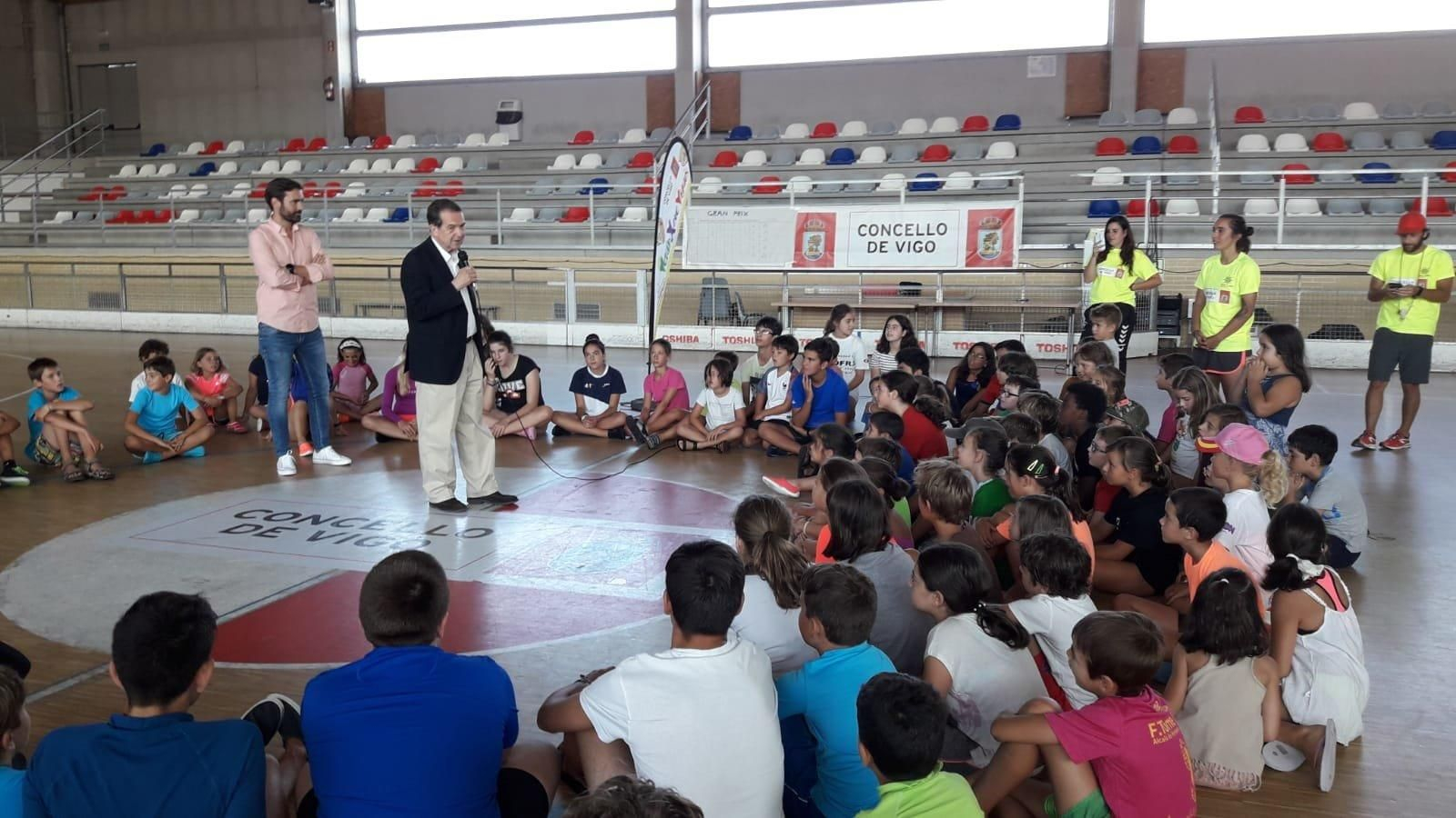 El alcalde visitó esta mañana un campamento de verano en Bouzas.// JV Landín