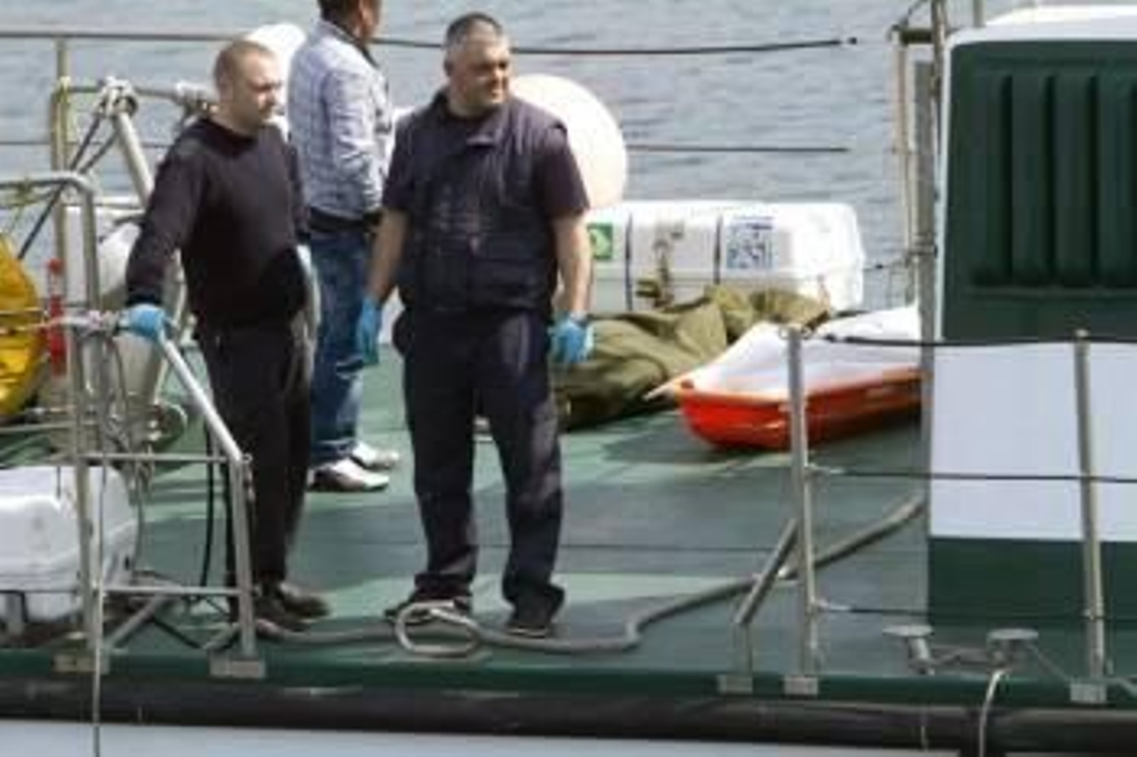 Una patrullera de la Guardia Civil transporta al puerto de Bueu los cadáveres de los dos pescadores Francisco Pérez y Emilio Martínez que han muerto ahogados tras volcar su embarcación. Foto: EFE/Salvador Sas