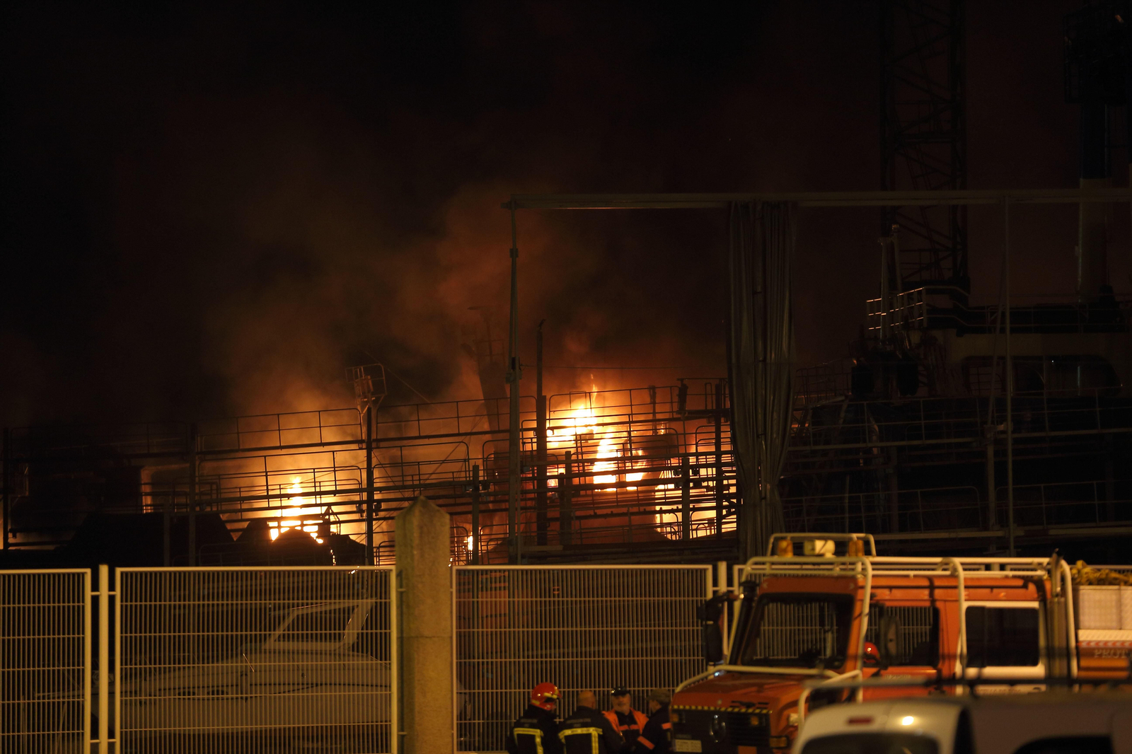 Incendio de un astillero en Marín // Alberte