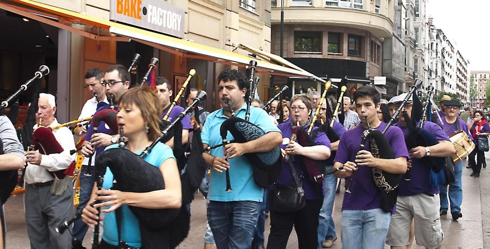 Pasacalles por el centro de Vitoria, en el Día de Galicia en Euskadi, 2014.