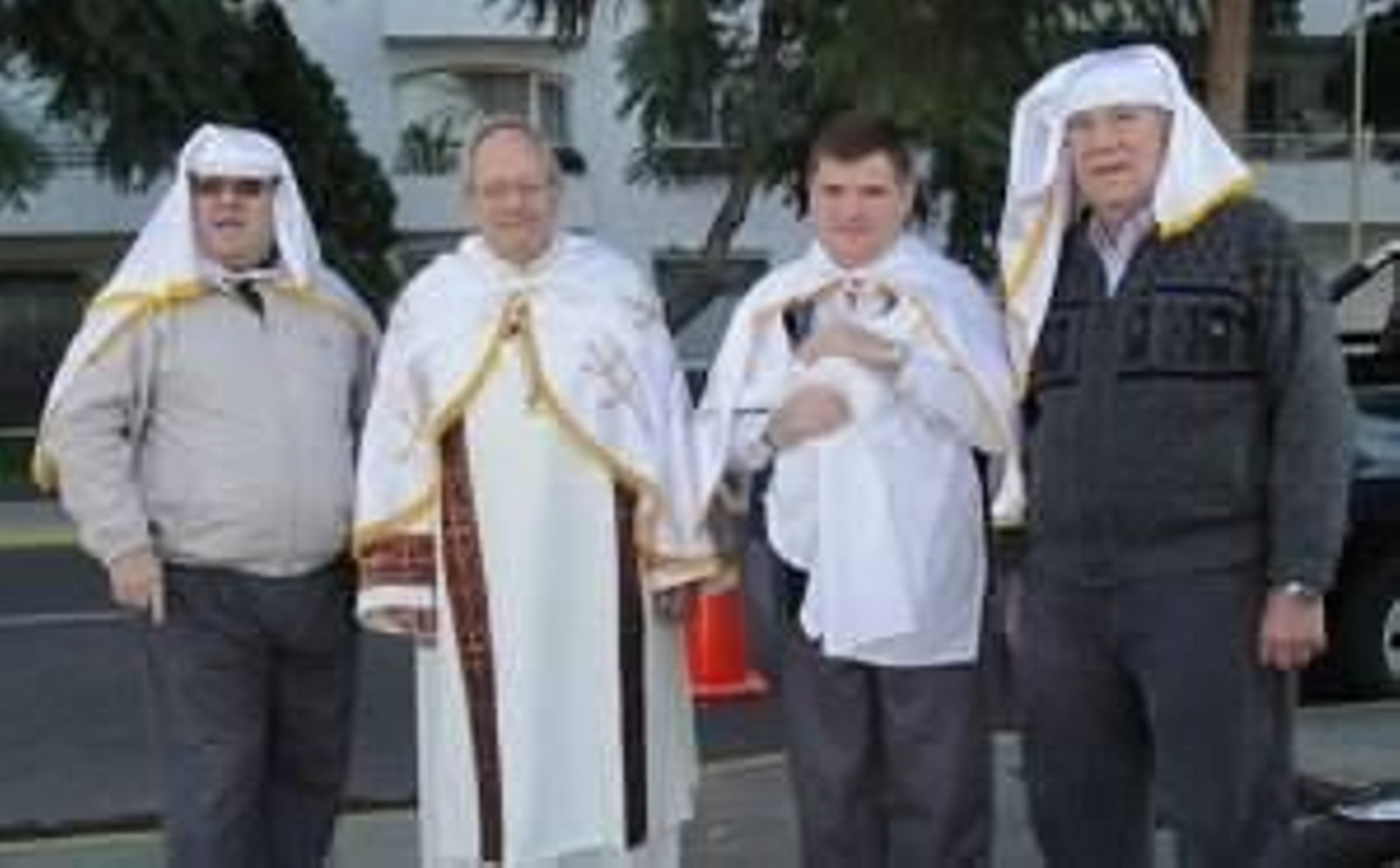 El Diácono acompañado de varios socios del colectivo.