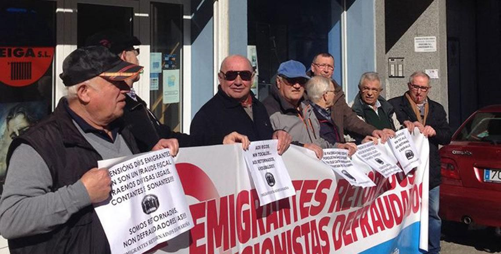 Protesta de los emigrantes retornados de A Mariña ante la sede del PP en Viveiro.