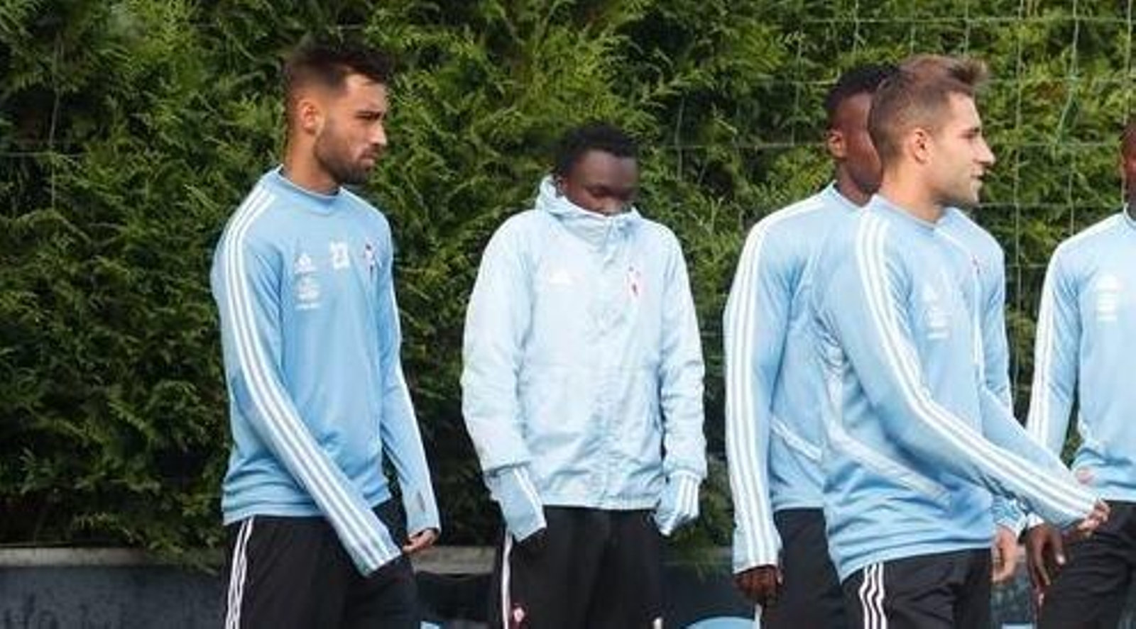 Pione Sisto se protege del frío ayer en A Madroa junto a Brais.