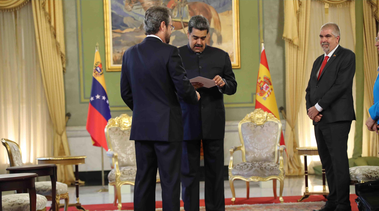 El presidente de Venezuela, Nicolás Maduro (d), recibe las cartas credenciales del nuevo embajador de España, Ramón Santos (i), en Caracas (Venezuela). EFE/ Miguel Gutiérrez