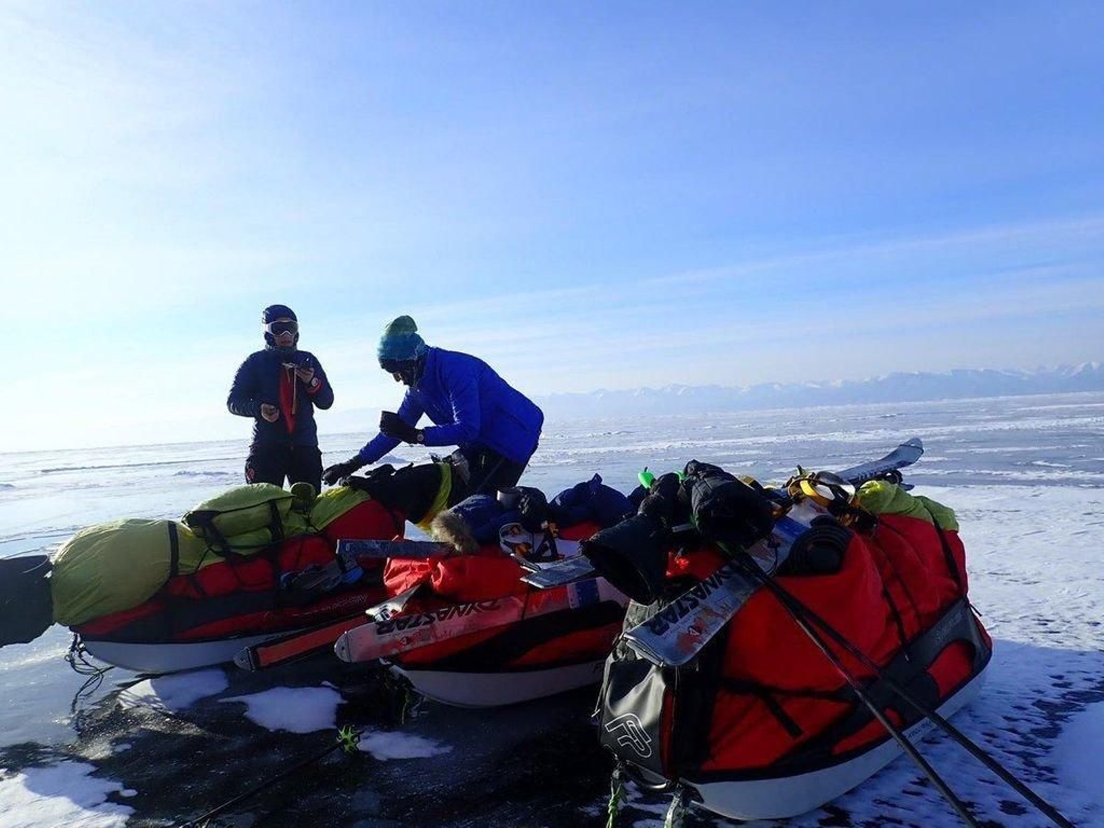 Chus Lago, de azul, junto a una de sus compañeras, en el momento de montar el campamento.
