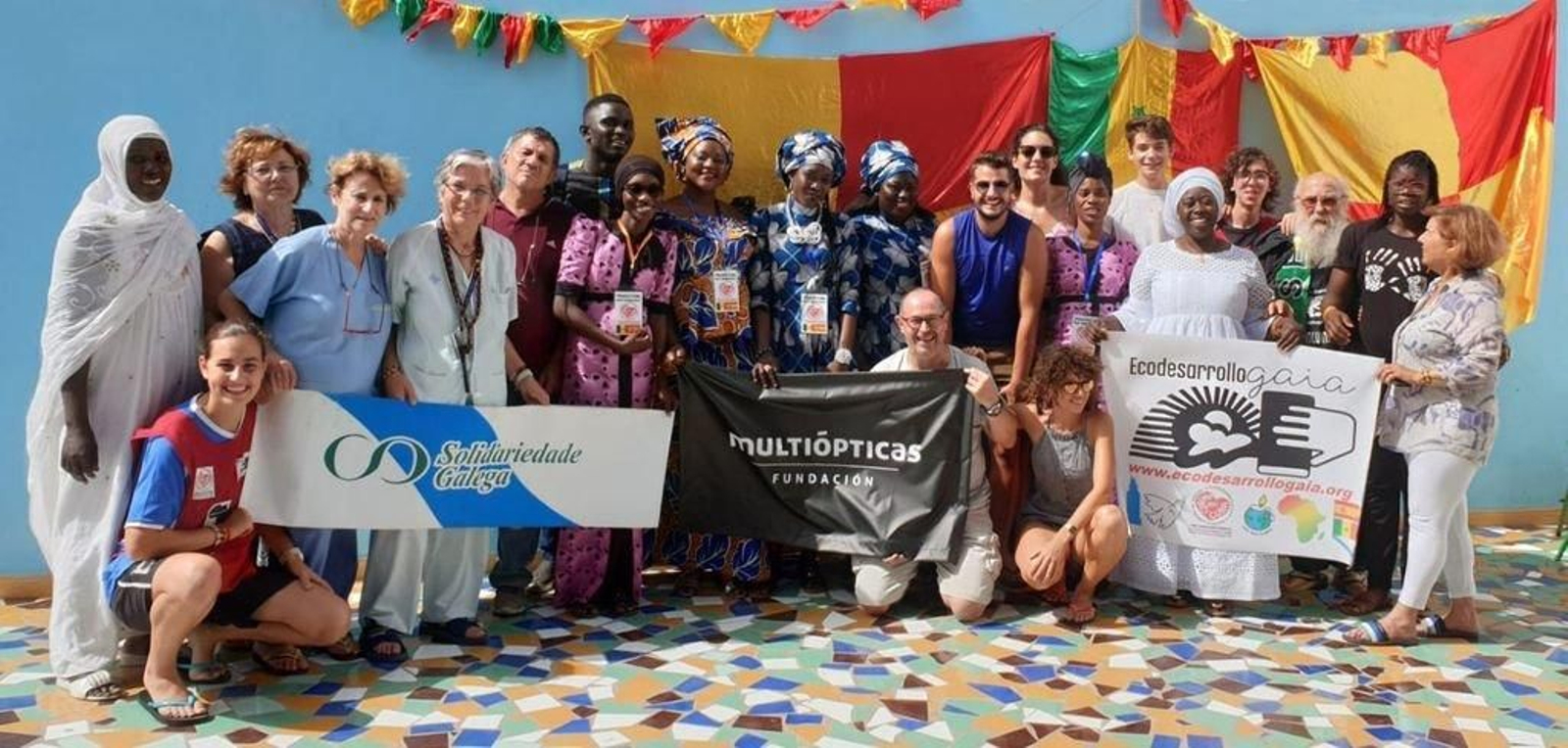 Los voluntarios gallegos con un grupo de senegaleses a los que atendieron.