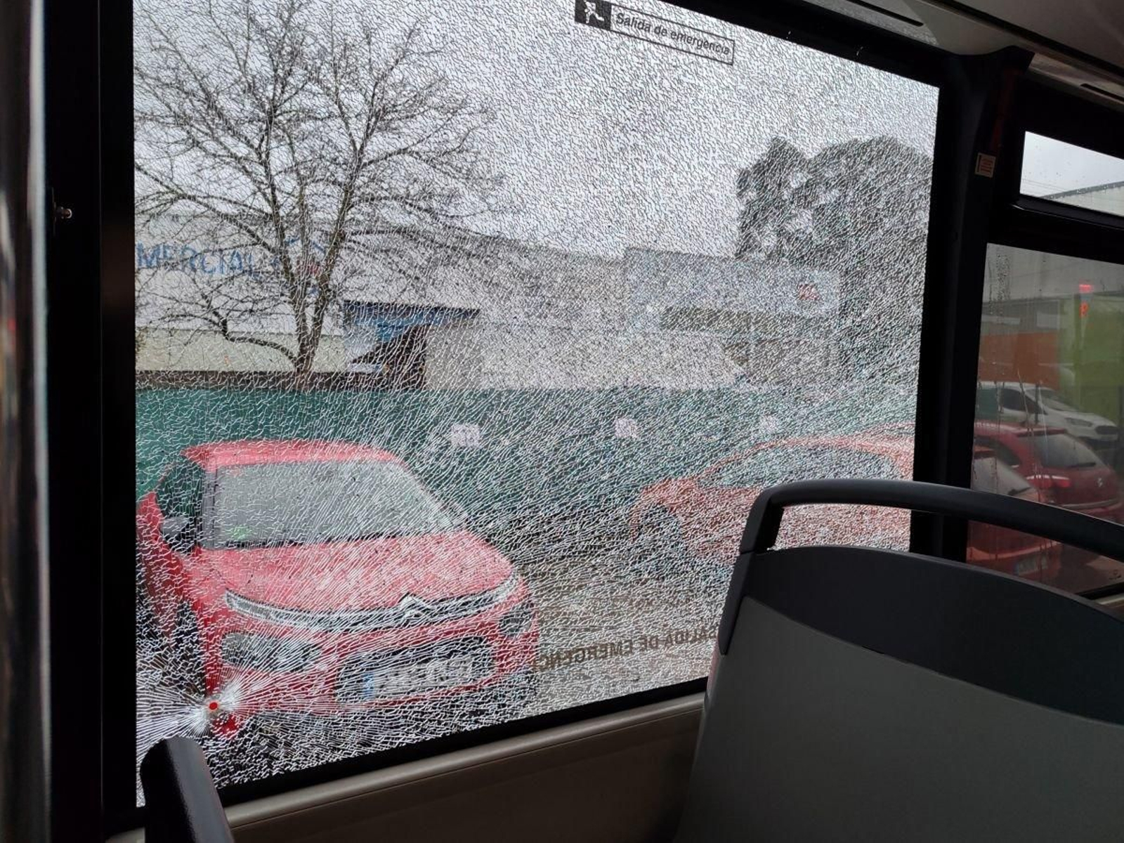 Uno de los impactos recibidos en un vehículo.