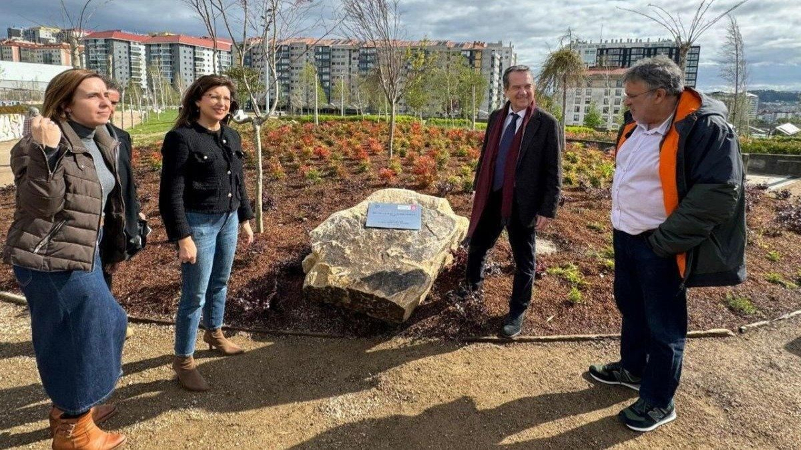Nuria Rodríguez, María José Caride, Abel Caballero y Javier Pardo ayer en el parque de Navia.