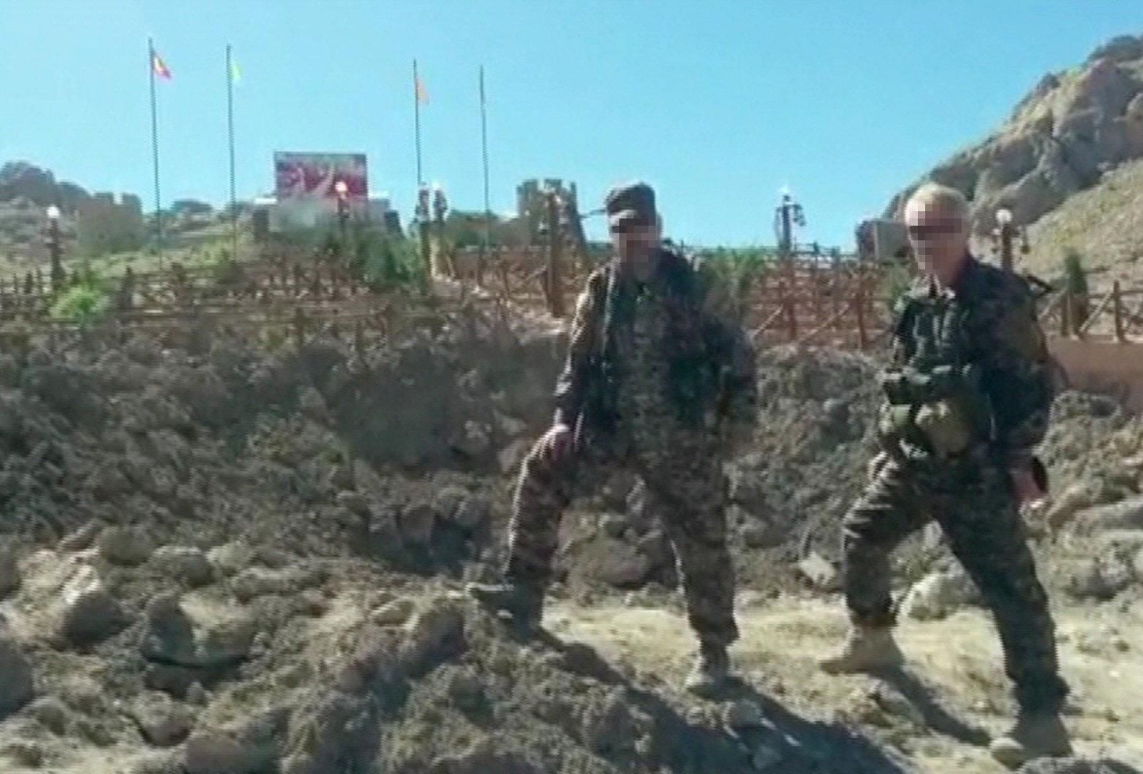 Imagen de un vídeo donde aparecen el gallego Manu Martín (derecha) y el francés Checo en el frente de Iraq.