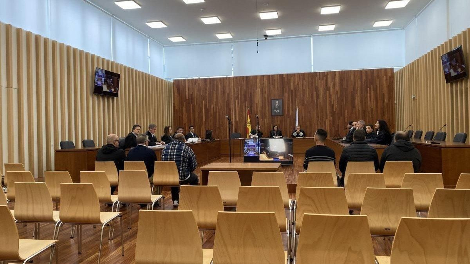 Los acusados, ayer, durante la vista por conformidad celebrada en la ‘macrosala’ de la Audiencia en Vigo.