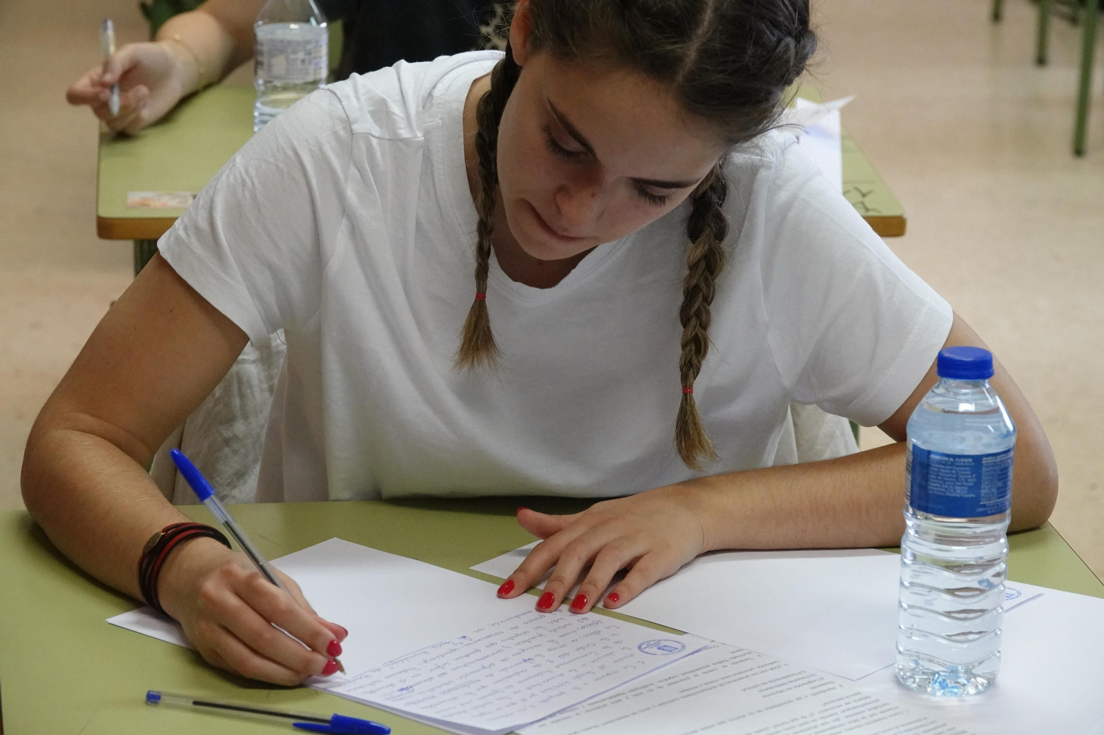 Una mujer realiza el examen de unas oposiciones. // Vicente Alonso