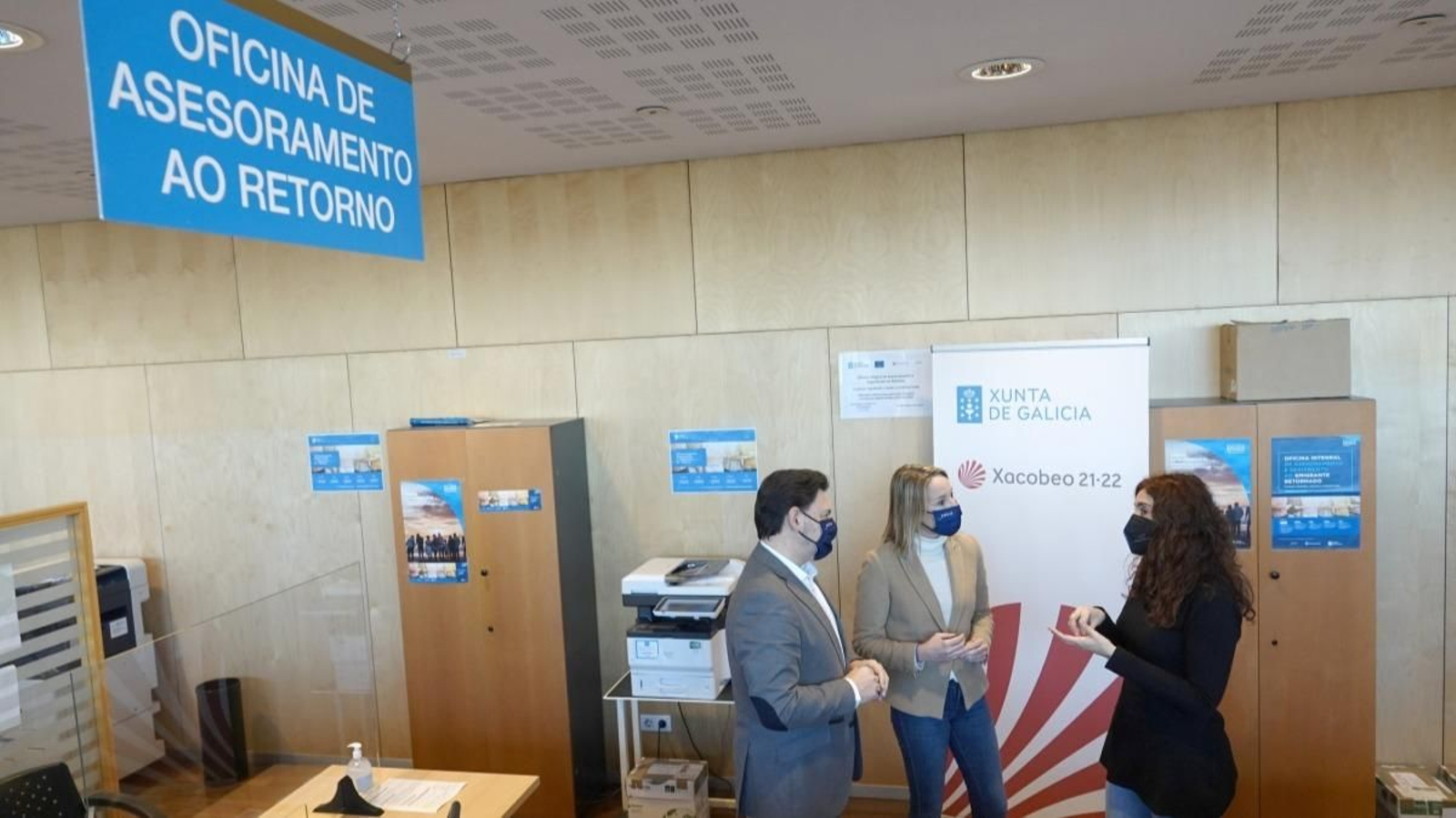 Rodríguez Miranda y Fernández Tapias, junto a la encargada de la oficina de Vigo.