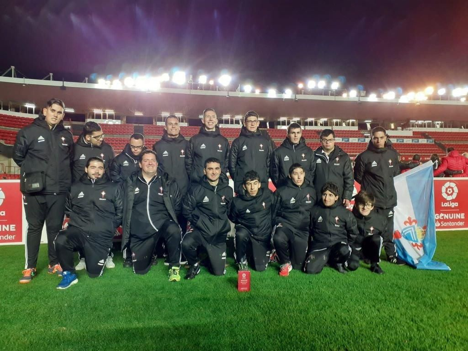 Los jugadores del Celta Integra ya pisaron ayer el césped del Nou Estadi en el acto de inauguración de la primera jornada liguera.