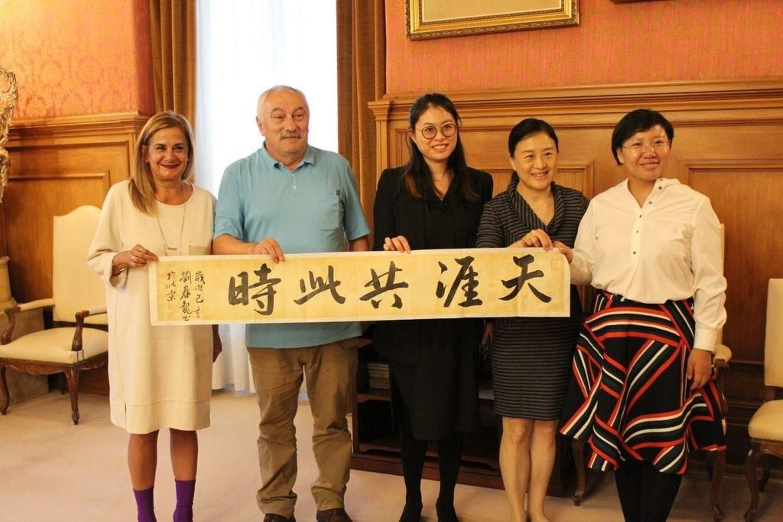 Carmela Silva e Mosquera, na Deputaicón con membros da delegación de China.
