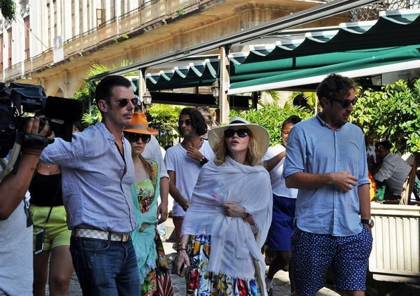 La cantante  Madonna camina por una calle de La Habana Vieja en Cuba.