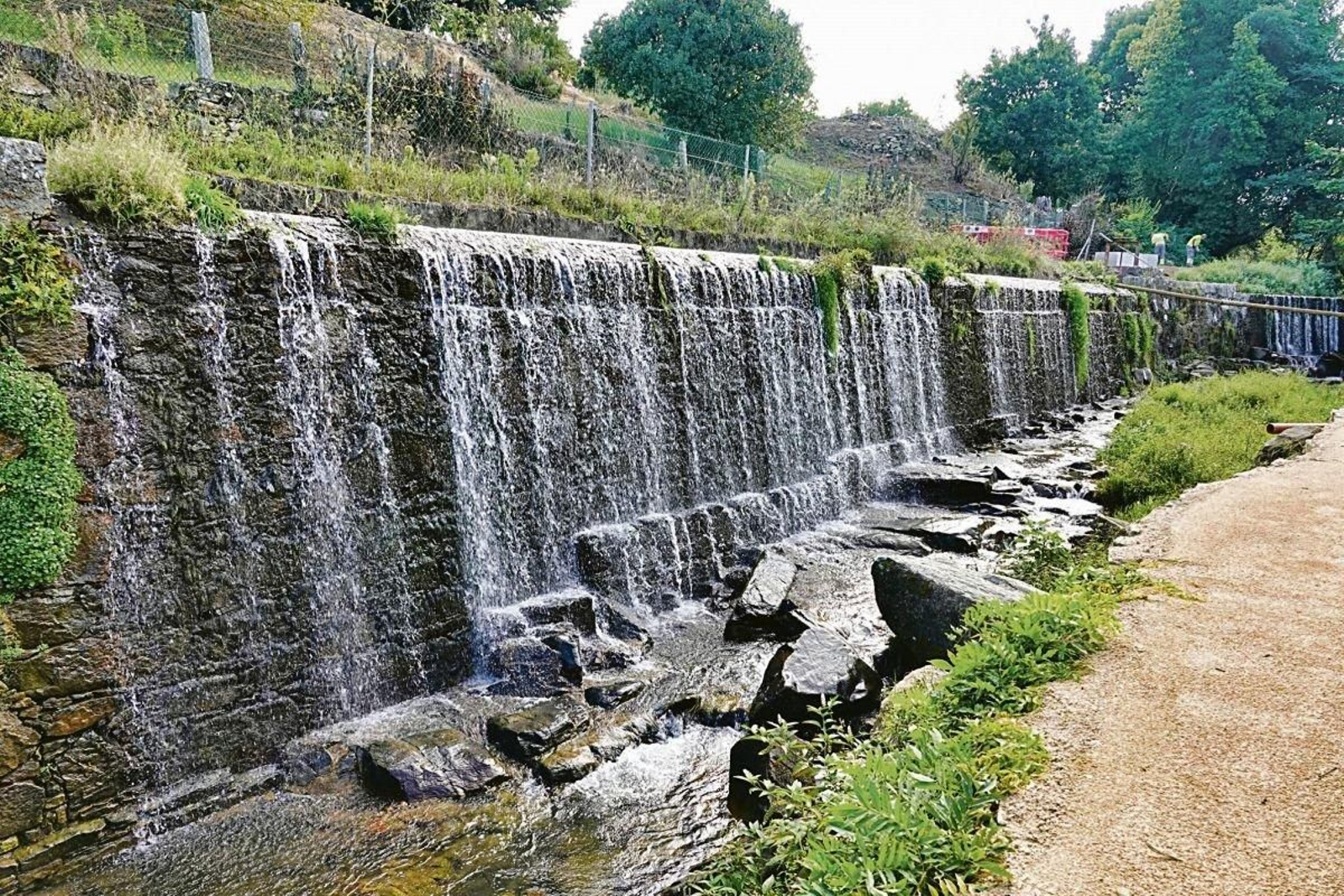 La senda del Lagares, junto a la cascada Pozo da Serpe.