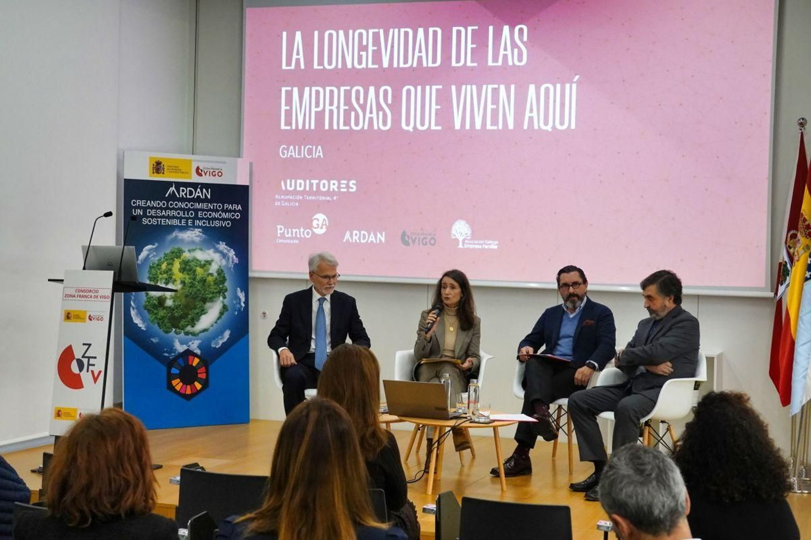 Andrés Lucendo, Ana Mejías, Enrique González y José Silveira, ayer en la presentación del estudio.