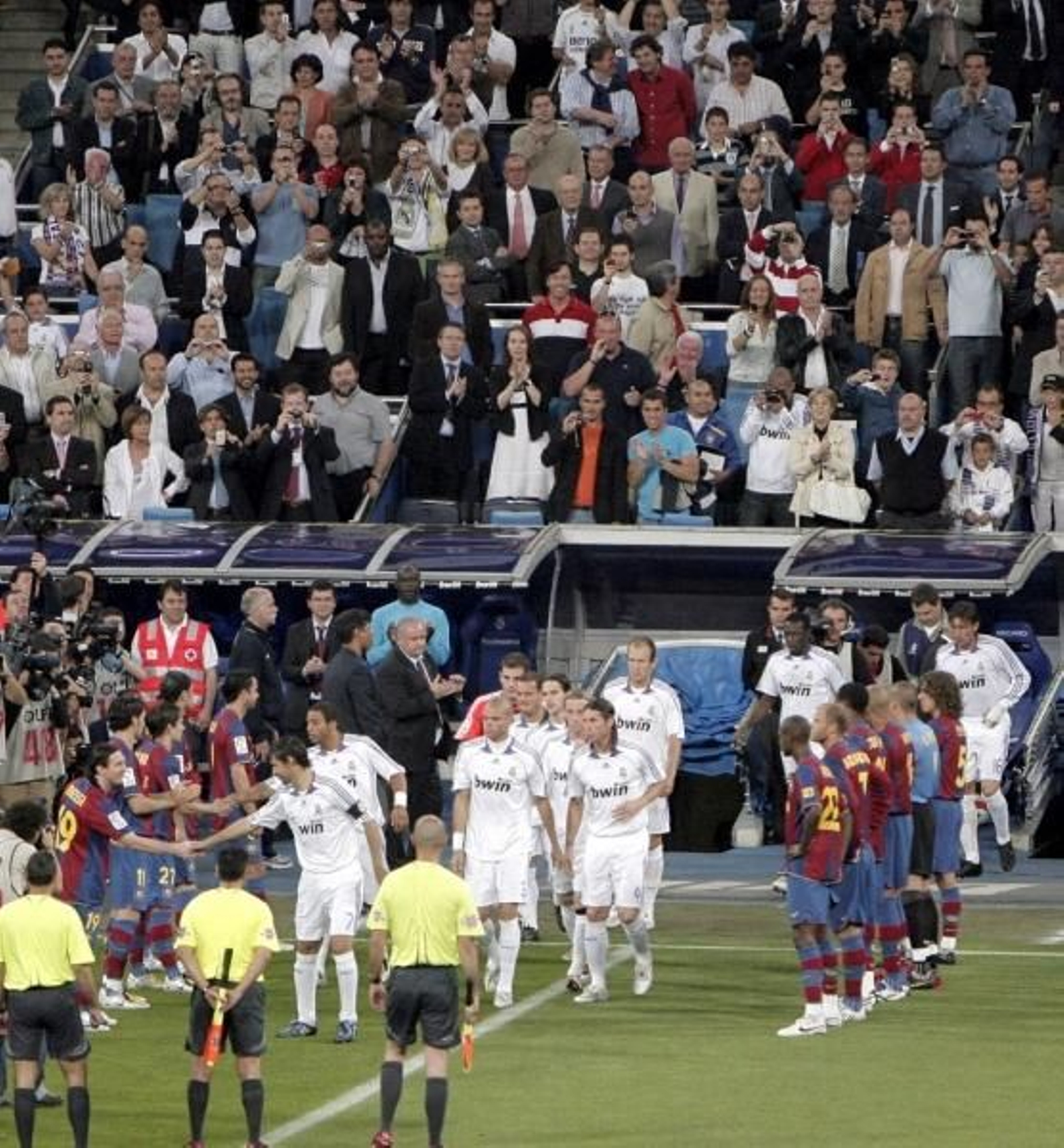 Los jugadores del Barcelona hacen el pasillo a los del Real Madrid