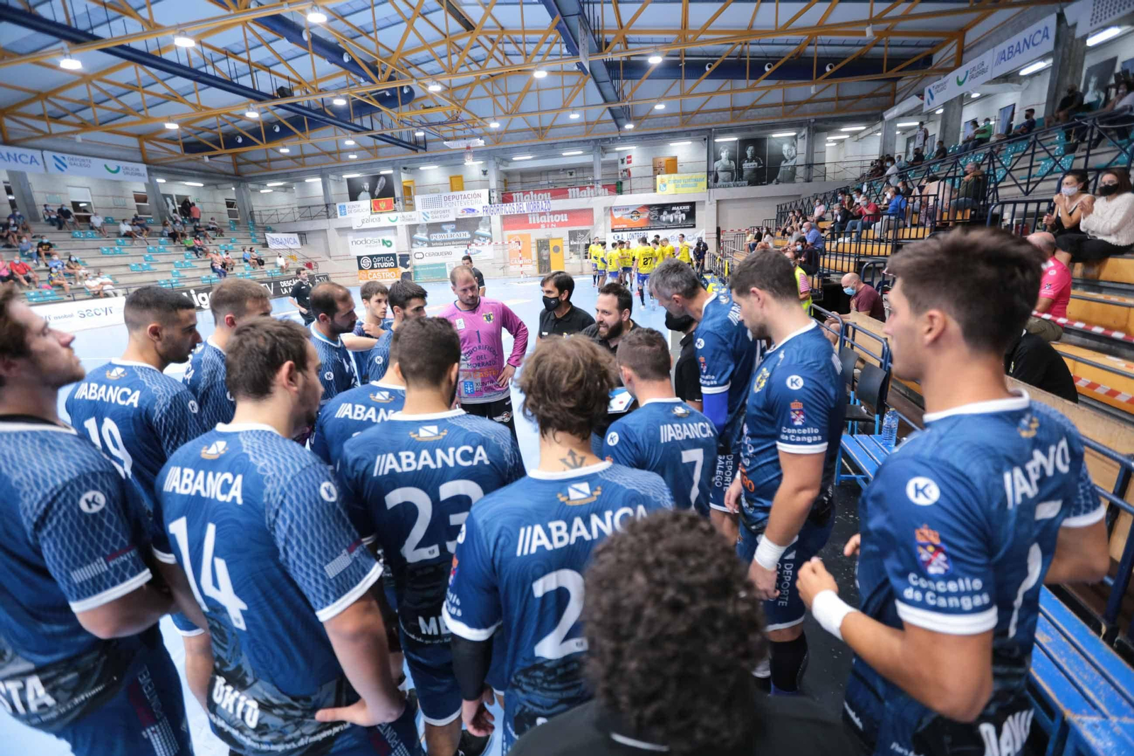 Nacho Moyano da instrucciones a sus jugadores en un partido.