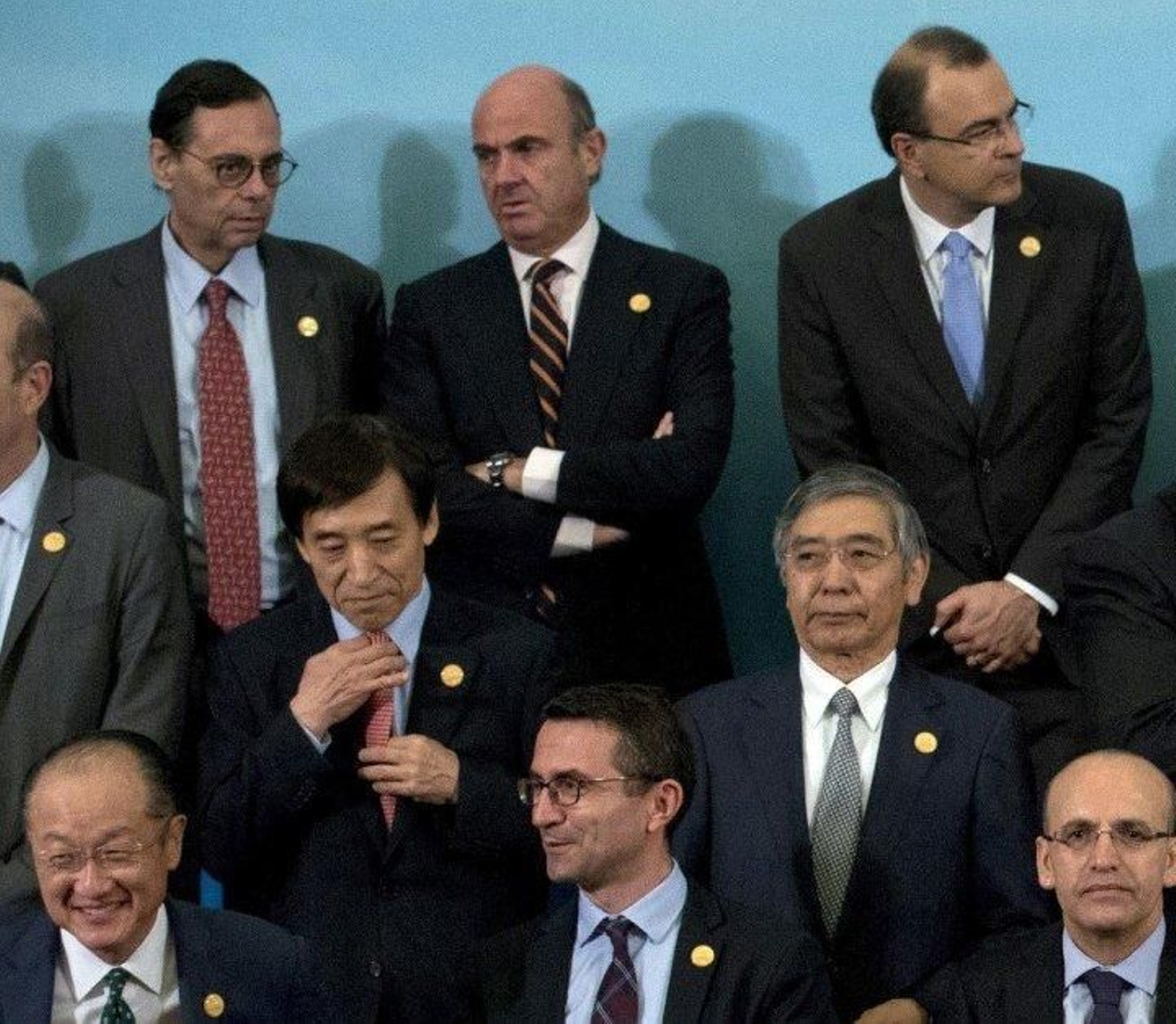 De Guindos, arriba, en el centro, en la foto de familia del G20