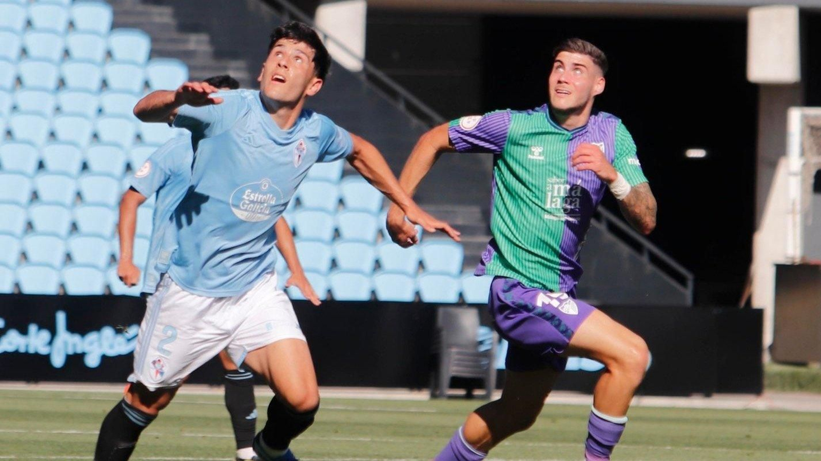 Yoel Lago trata de frenar a Roberto, delantero del Málaga, en el partido disputado en el estadio de Balaídos.