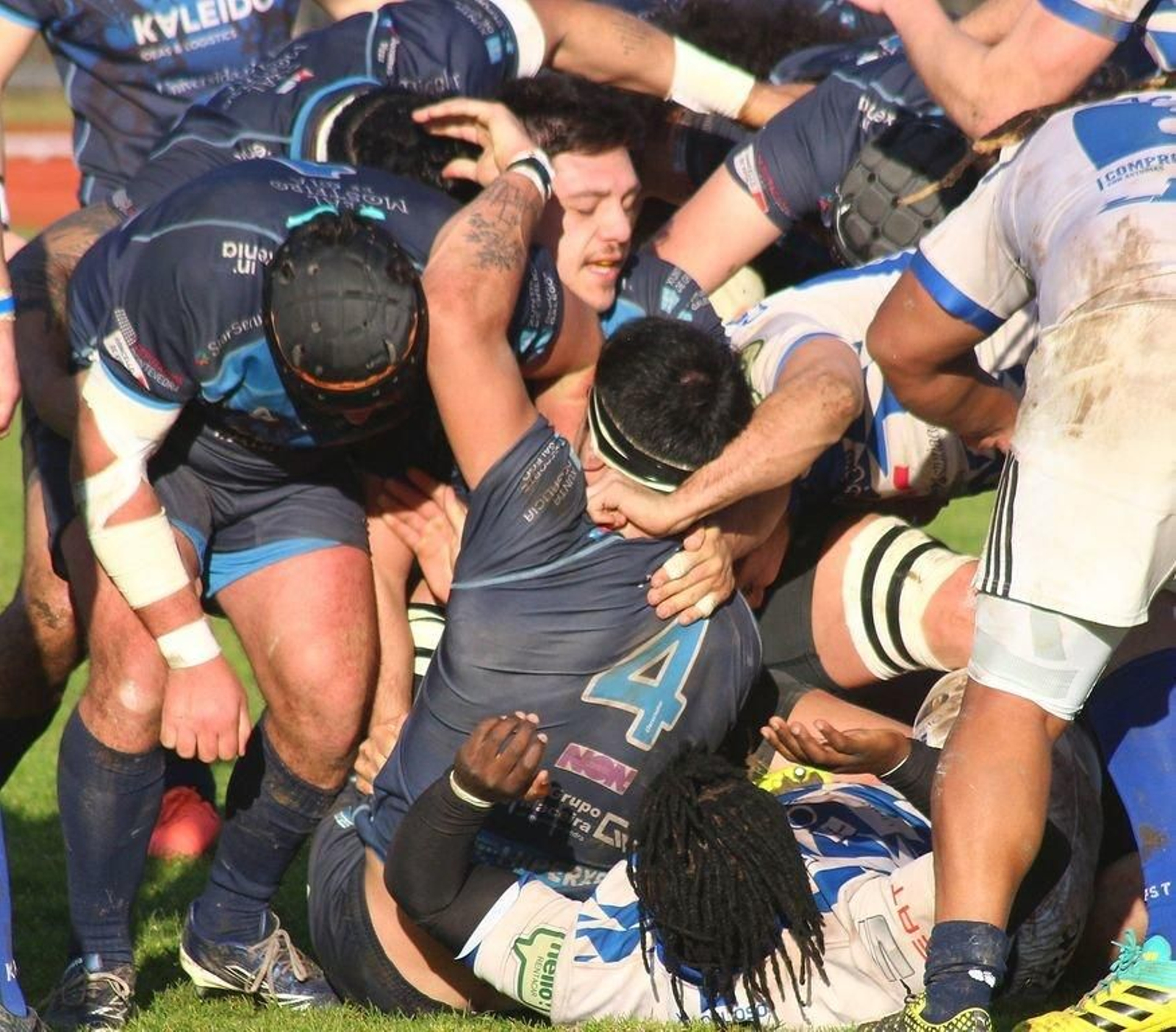 Lordani, atrapado en un maul, en un partido de la presente campaña.