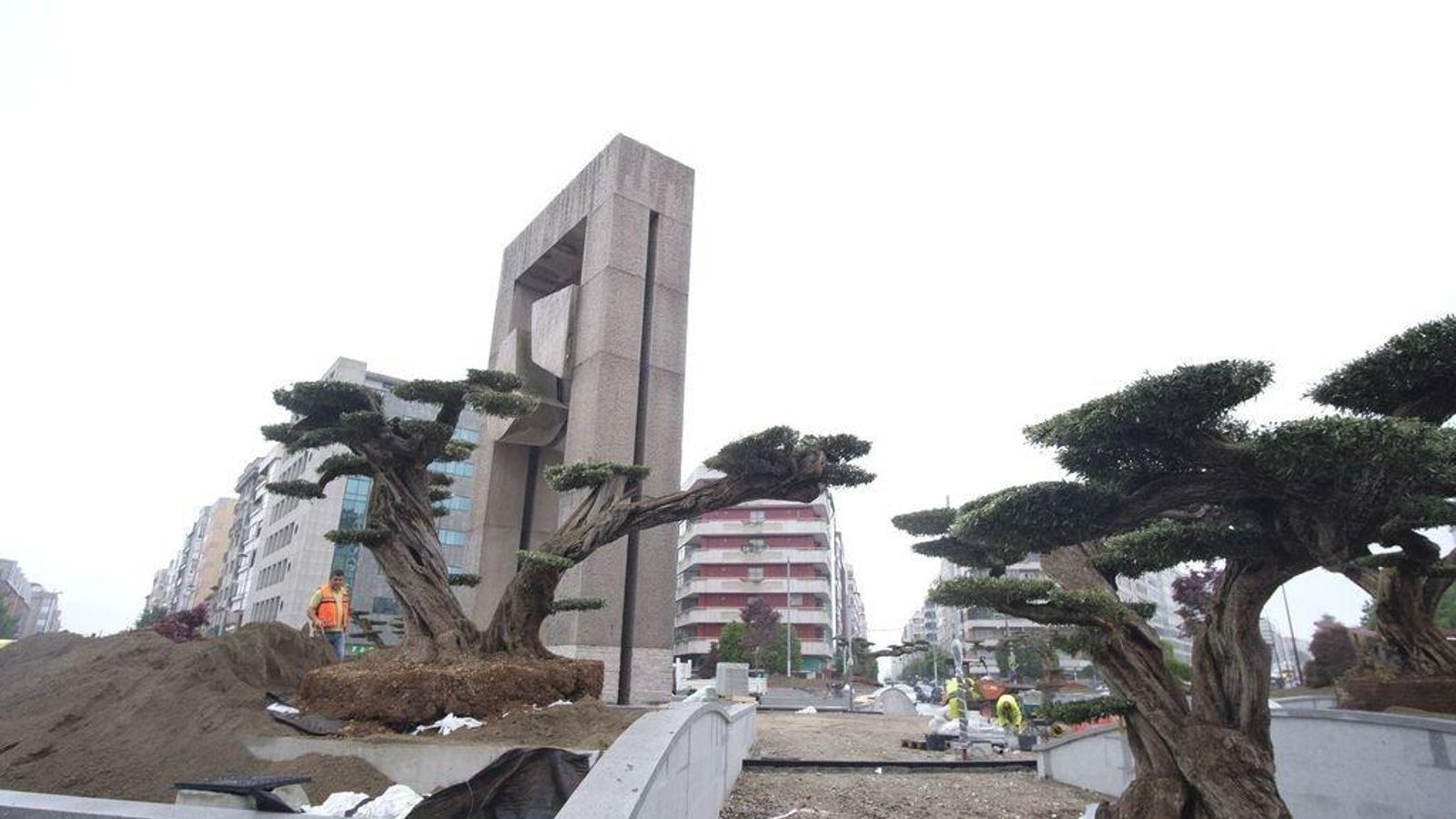 En una semana o diez días estará terminada la obra del nuevo volcán de la avenida Castelao, mucho más alto que los anteriores y revestido de mosaicos de colores al estilo Gaudí