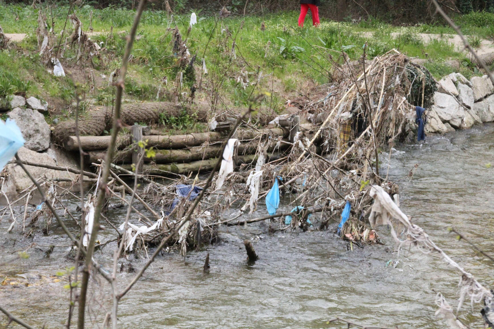 Un tramo del Louro, con plásticos.