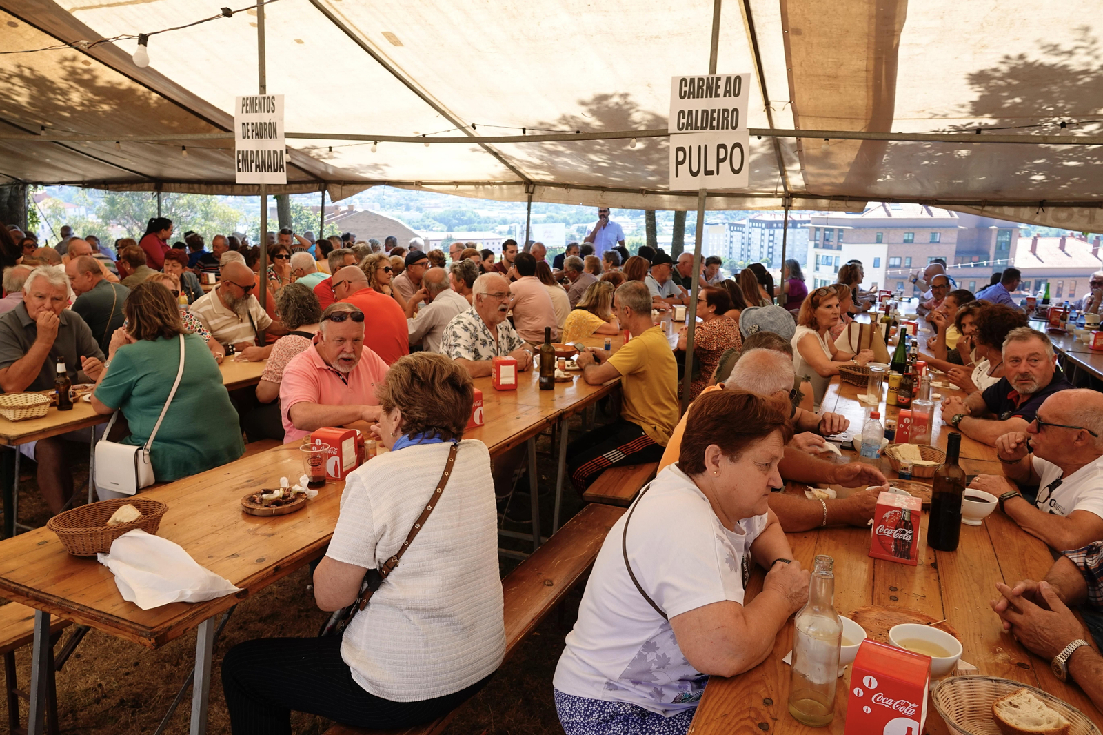 Comiendo en las fiestas de San Roque.