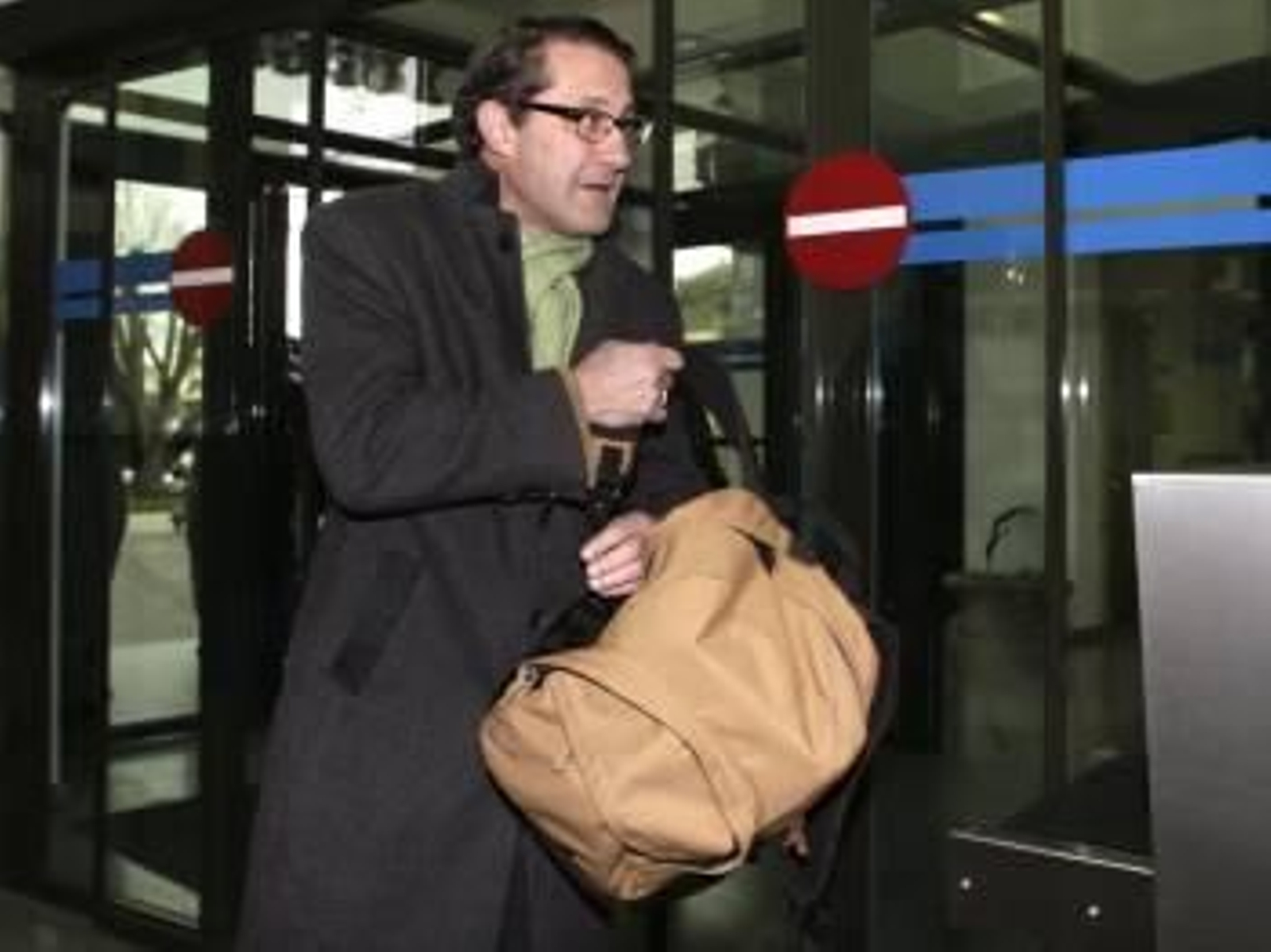 Conde Roa, a su llegado a la sede de los juzgados de Lugo. (Foto: ELISEO TRIGO)