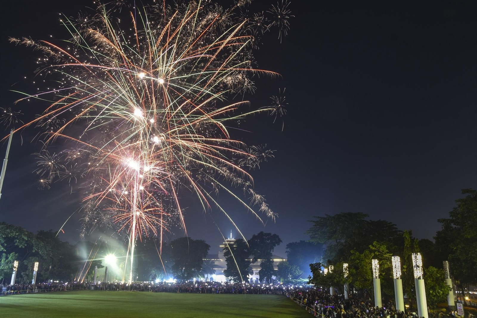 Indonesia recibe el año nuevo con fuegos artificiales.