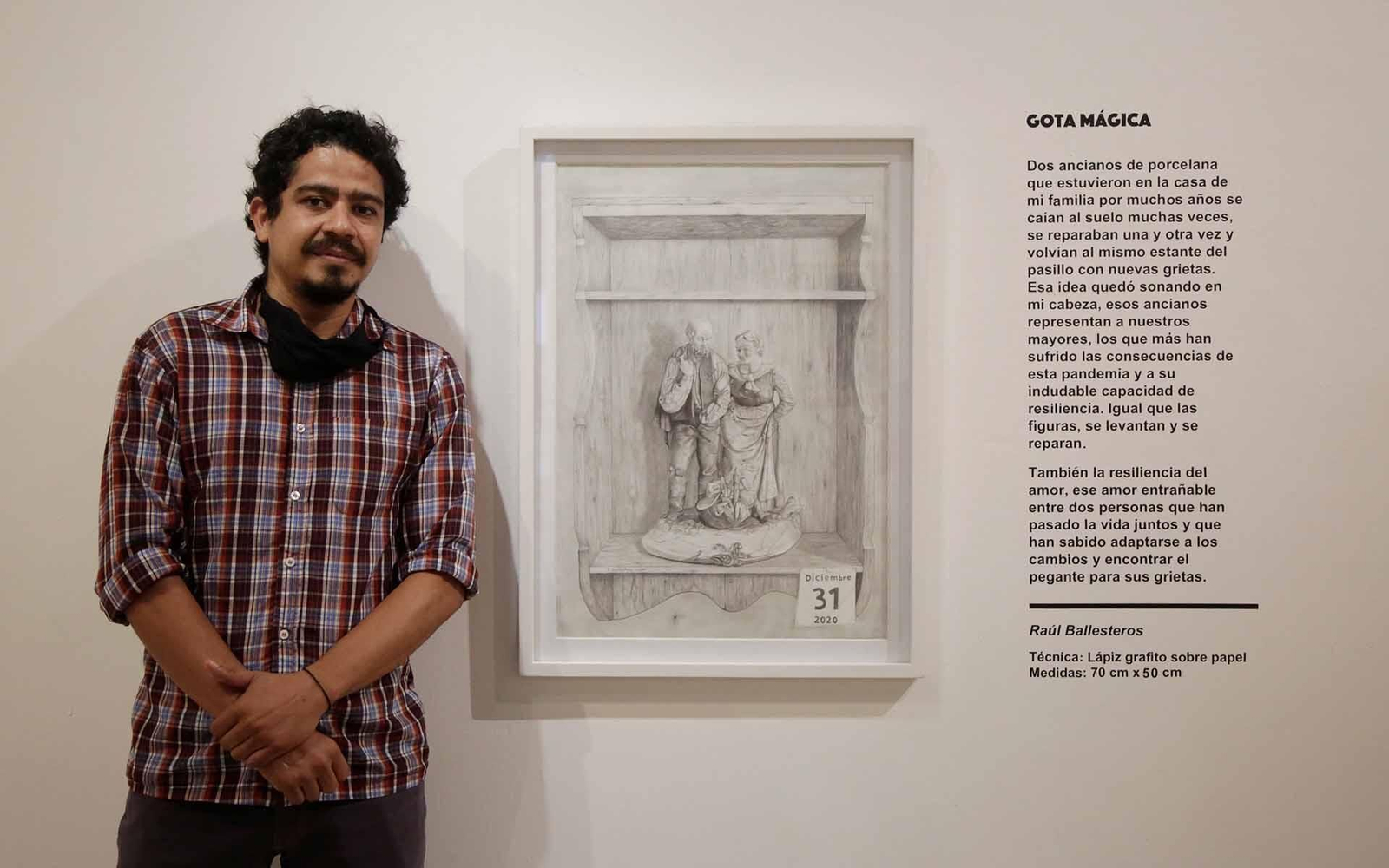 El pintor cartagenero, Raúl Ballesteros posa al lado de su obra Gota Mágica que hace parte de la exposición “EnRedArte Reconoce la Resiliencia”. EFE/Ricardo Maldonado Rozo