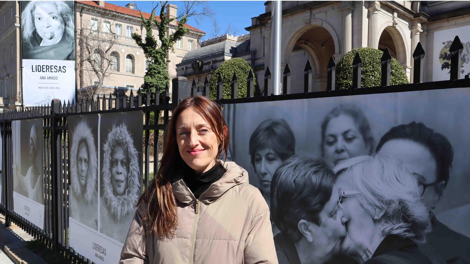 La artista y fotógrafa española Ana Amado frente a la exposición "Lideresas". EFE/Octavio Guzmán