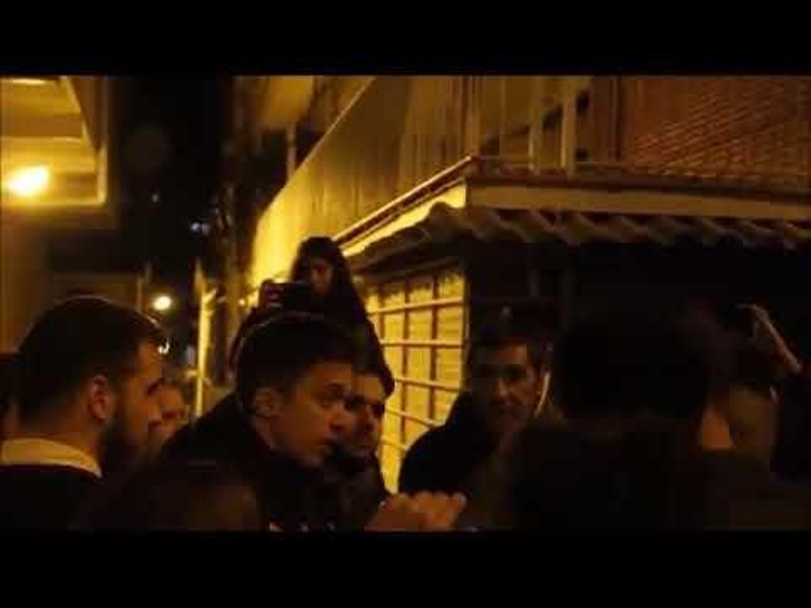 Unos jóvenes del Frente Obrero increpan a Errejón