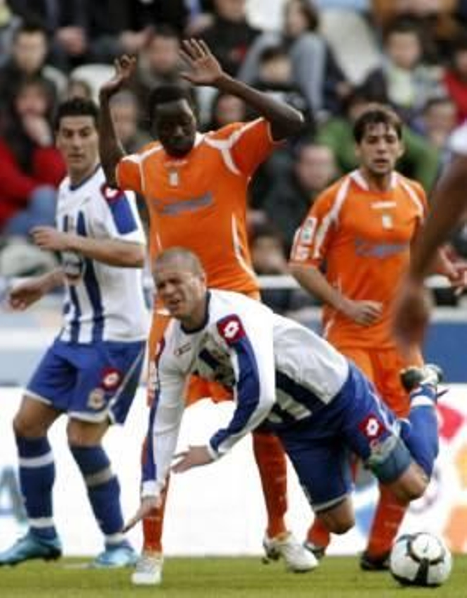 El deportivista Juca cae ante Sidi Keita, del Xerez. (Foto: CABALAR)