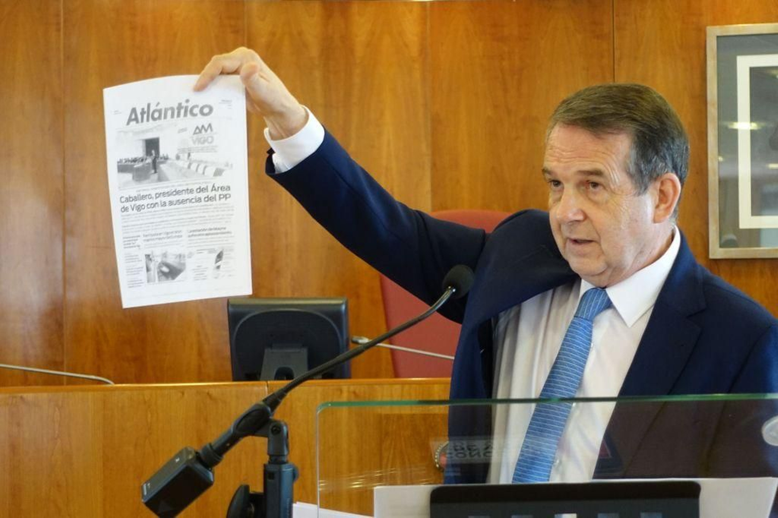 Caballero con la portada de Atlántico sobre la constitución del Área Metropolitana.